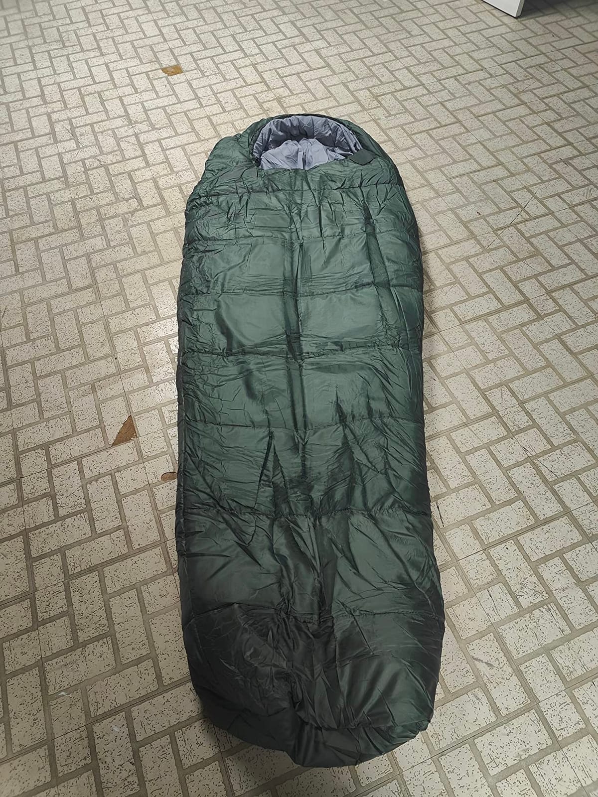 Amazon Basics 20°F Cold Weather Mummy Sleeping Bag for Hiking, Outdoor Camping with No-Snag Zipper, Portable, 82