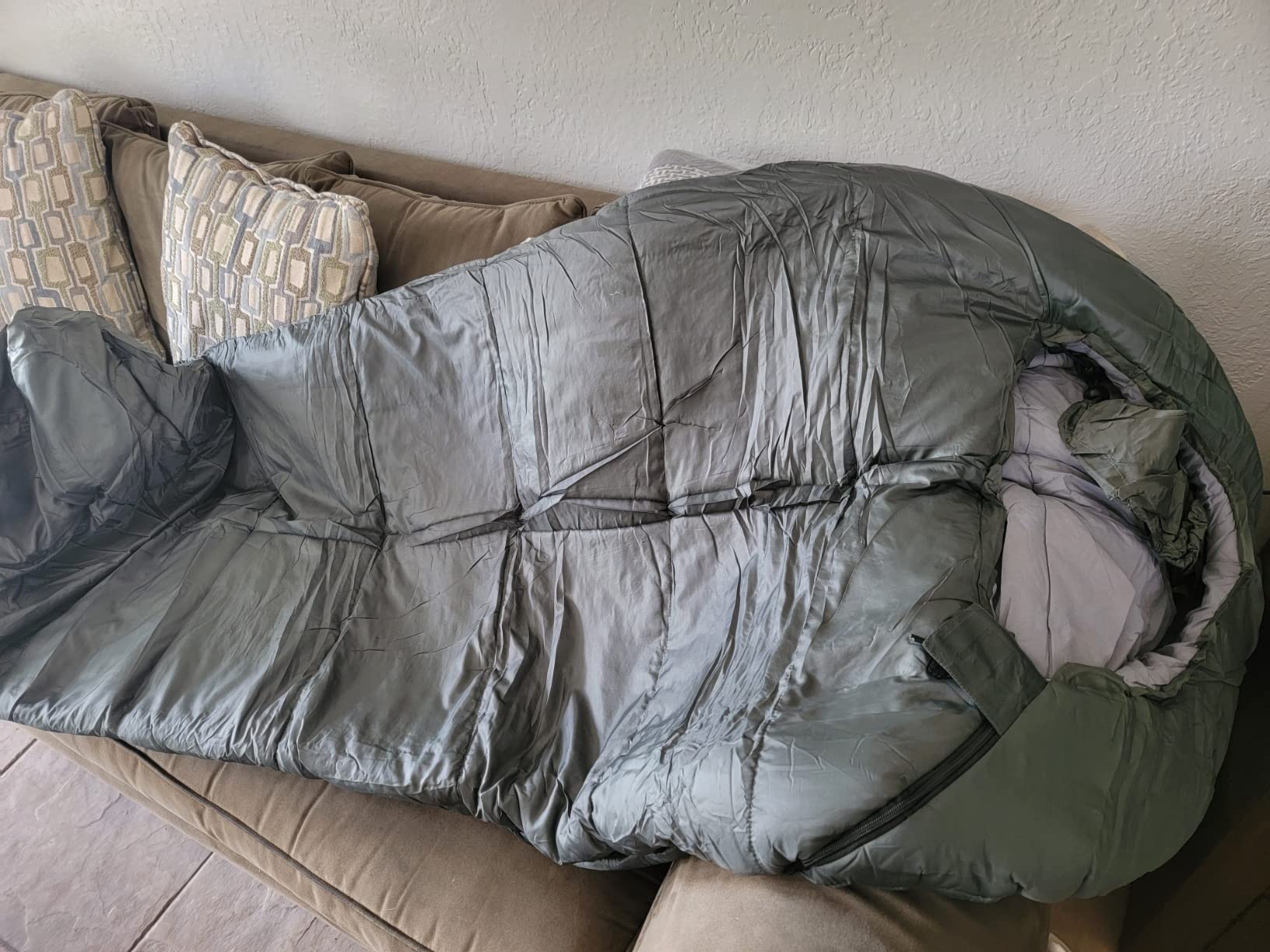 Amazon Basics 20°F Cold Weather Mummy Sleeping Bag for Hiking, Outdoor Camping with No-Snag Zipper, Portable, 82