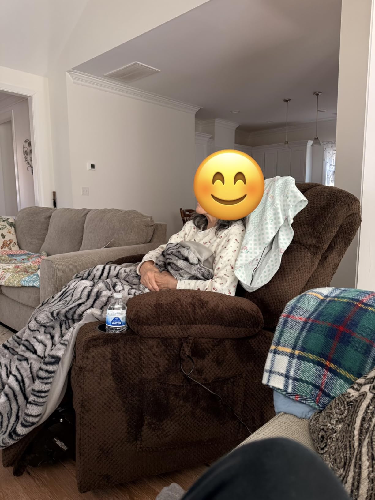 MCombo Dual Motor Power Lift Recliner Chair for Elderly, Massage Heat 7890, Zero Gravity, Infinite Position, Lay Flat, USB Ports, Cup Holders, FSC, OEKO-TEX, Fabric (Medium, Mocha) customer photo 1