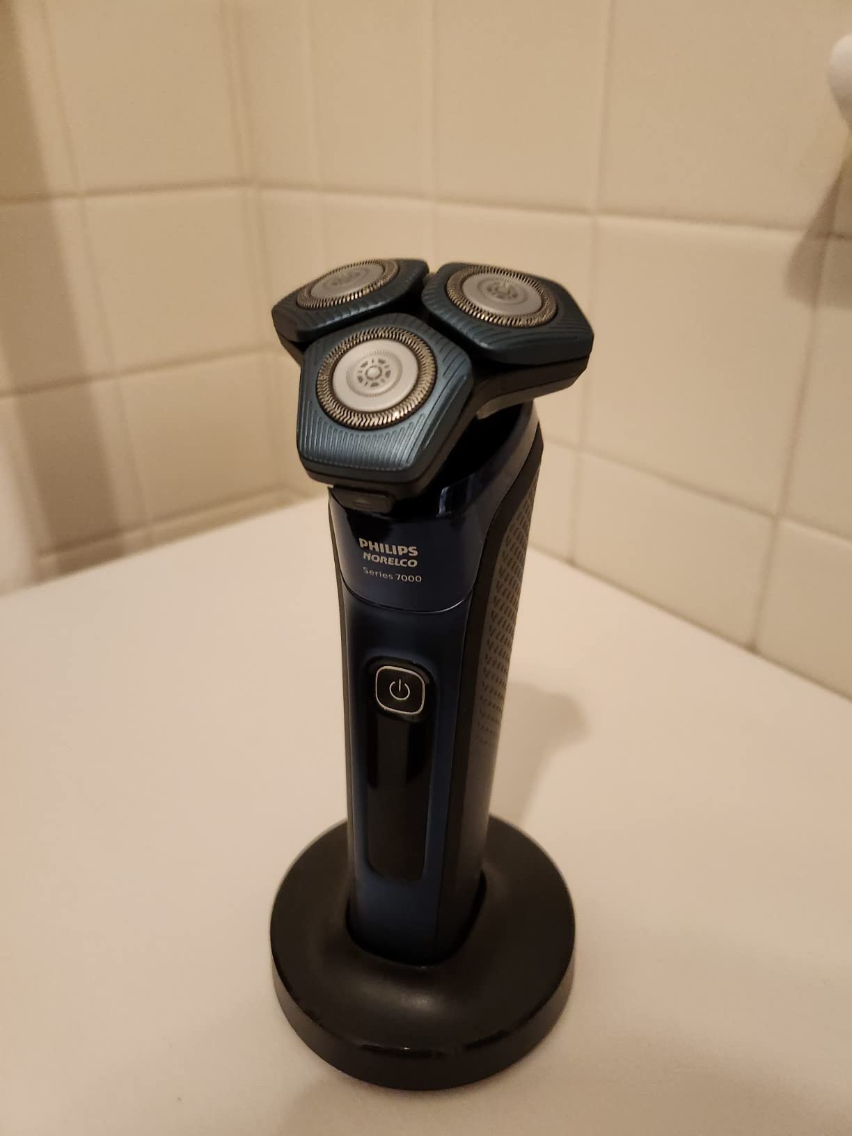 Philips Norelco Shaver 7800, Rechargeable Wet & Dry Electric Shaver with SenseIQ Technology, Quick Clean Pod, Charging Stand, Travel Case and Pop-up Trimmer, S7885/85 customer photo 1
