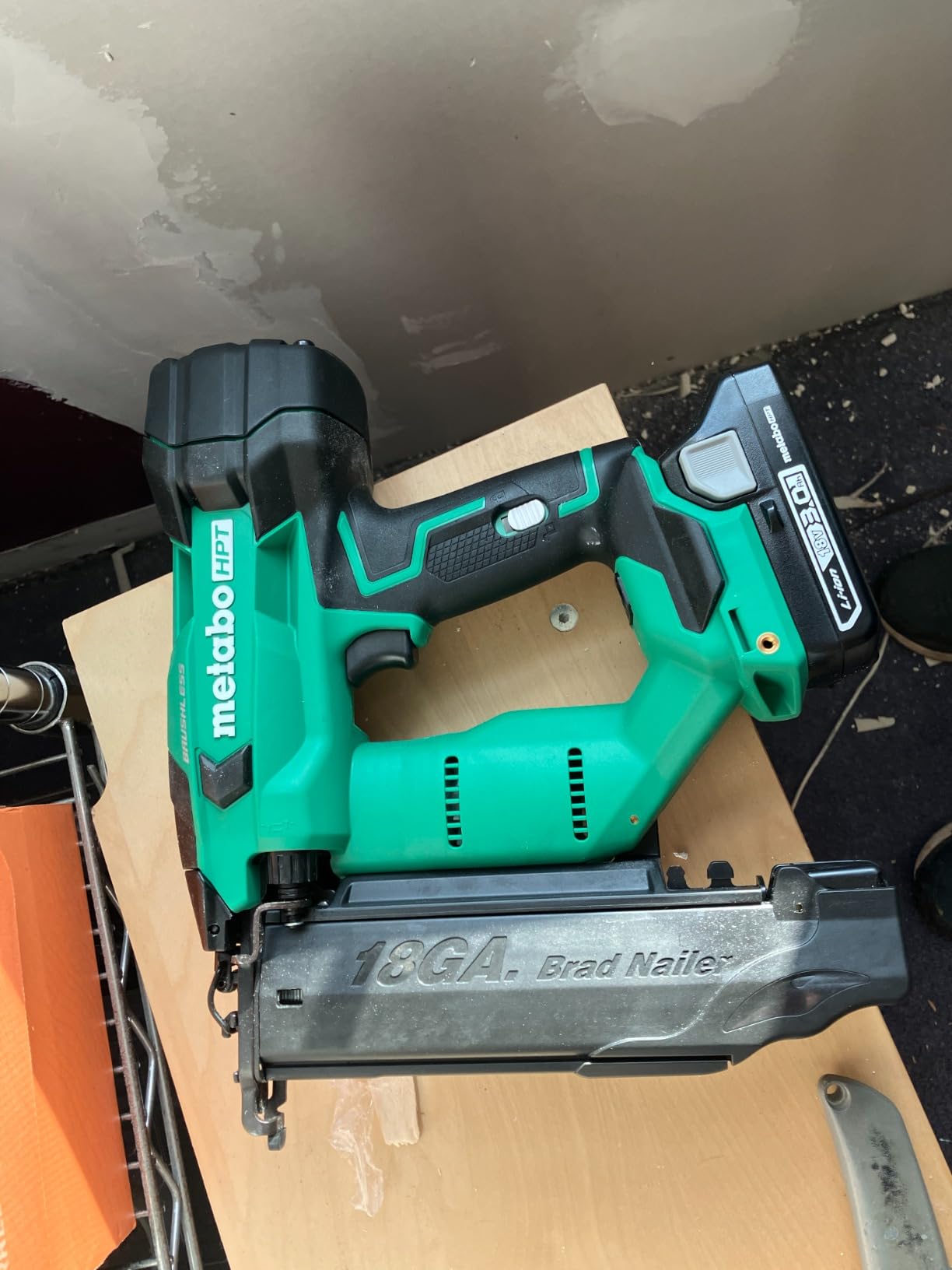 Metabo HPT 18 Gauge Brushless Cordless Brad Nailer Kit, NT1850DFT | 2.0Ah Lithium Ion Battery Included, Drives 5/8 to 2 Inch Nails, Compact Design, MultiVolt Compatible customer photo 2