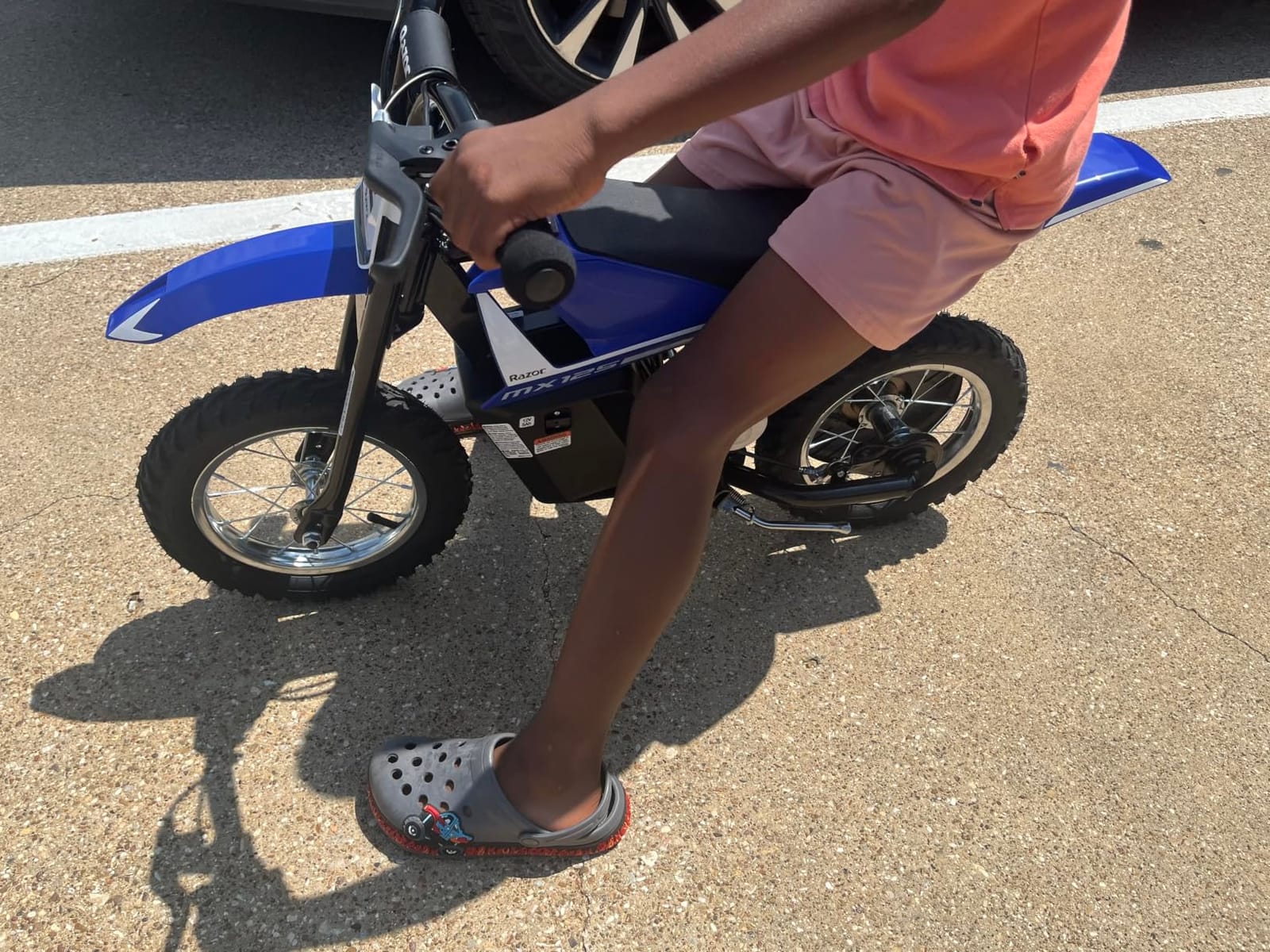 Razor MX125 Dirt Rocket Electric-Powered Bike with Authentic Motocross Geometry, Rear-Wheel Drive, 100-watt, high-Torque, Chain-Driven Motor, for Kids 7+, Blue customer photo 2