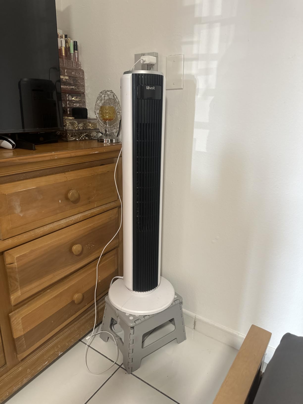 Levoit Tower Fan for Bedroom, 28ft/s Fans that Blow Cold Air, 28dB Quiet | Standing Floor Fan for Room, 90° Oscillating, 5 Speeds 4 Modes & Temp Sensor, Bladeless, 12H Timer, Remoter, 36 inch, White customer photo 2