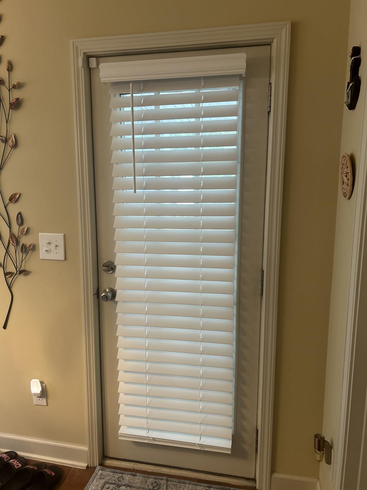 LOTUS & WINDOWARE 2.5-inch Cordless Faux Wood Blind, Plantation Style, 31