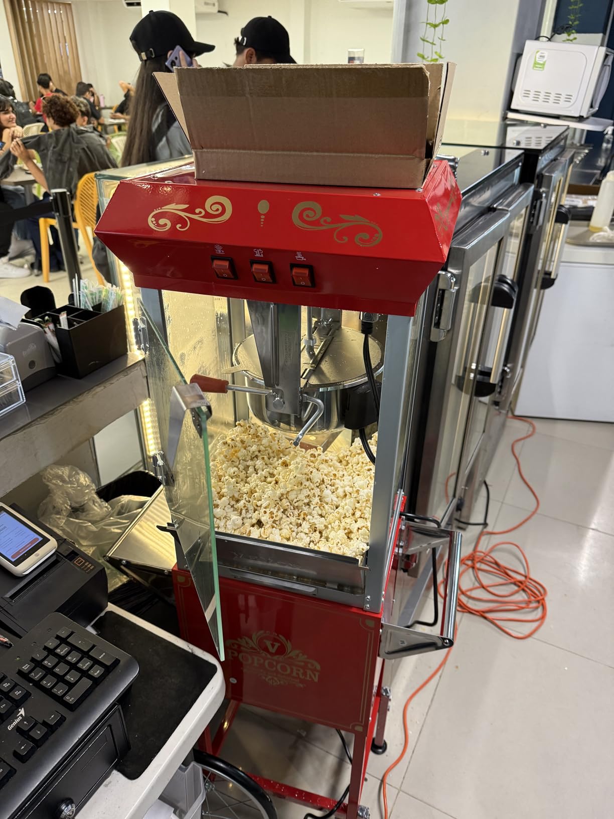VEVOR Commercial Popcorn Machine, 8 Oz Kettle, 850 W Popcorn Maker on Wheels for 48 Cups per Batch, Theater Style Popper with 3-Switch Control Steel Frame Tempered Glass Doors Cart 1 Scoop 2 Spoons customer photo 2