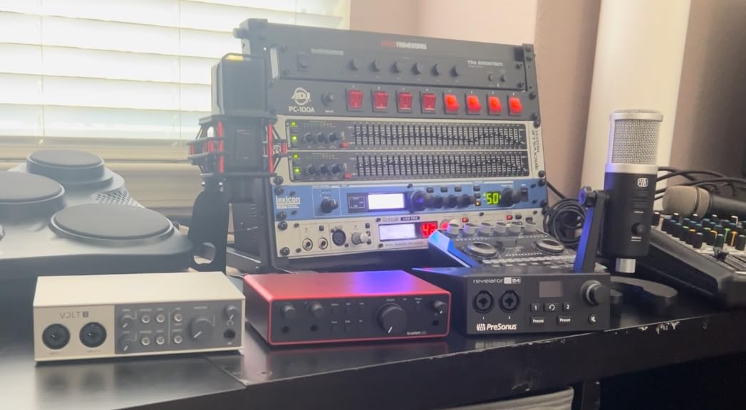 Focusrite Scarlett 2i2 4th Gen USB Audio Interface for Recording, Songwriting, Streaming and Podcasting customer photo 1