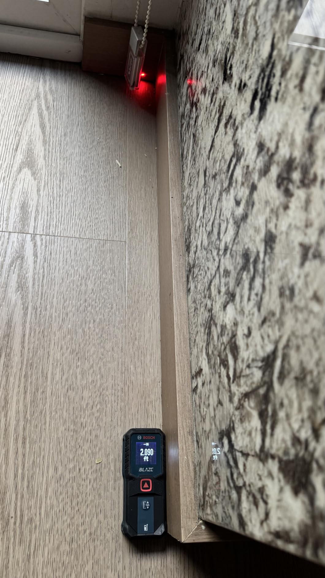 BOSCH GLM100-23 100 Ft Blaze Laser Distance Measure, with 2 AA Batteries | digital tape measure with laser, backlit display, 1/16 in accuracy, 100 ft measuring range customer photo 2