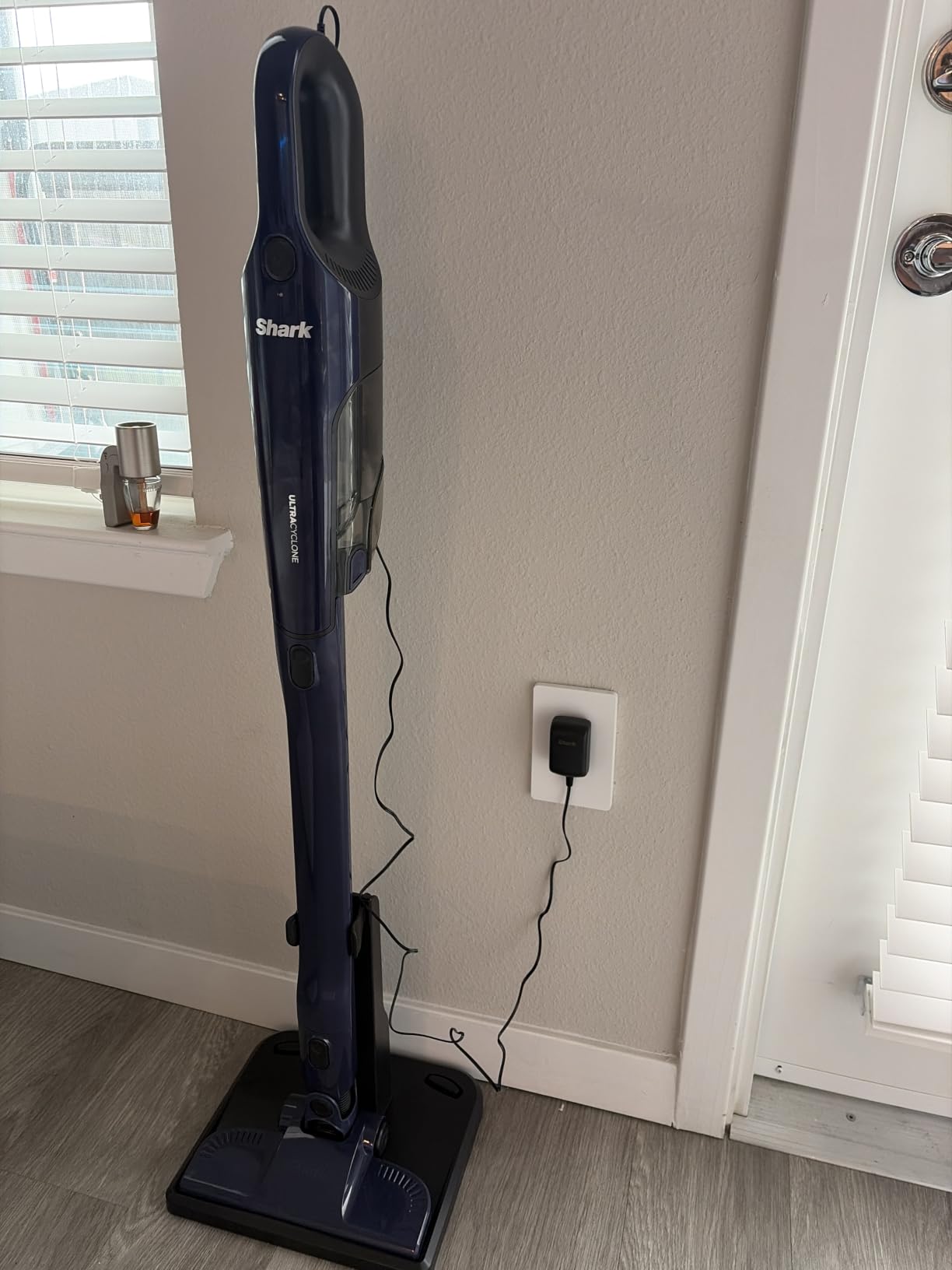 Shark WANDVAC Cordless Hand Vac, Black, WV201BK | Lightweight at 1.4 Lbs., Powerful Suction for Pet Hair, Charging Dock, One-Touch Empty, Car & Home, Duster Crevice Tool customer photo 2