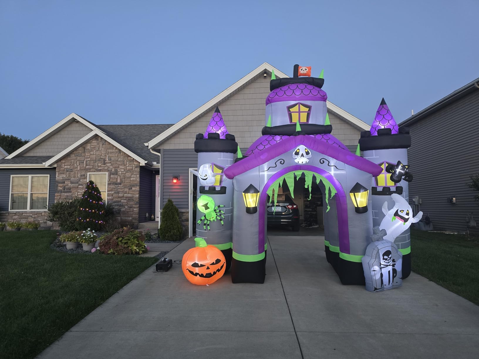 ZPISF Halloween Inflatables Giant 12.5 FT Haunted House Castle Archway Outdoor Decorations, Large Halloween Arch Blow Up Yard Decorations for Front Lawn Garden Decor customer photo 2