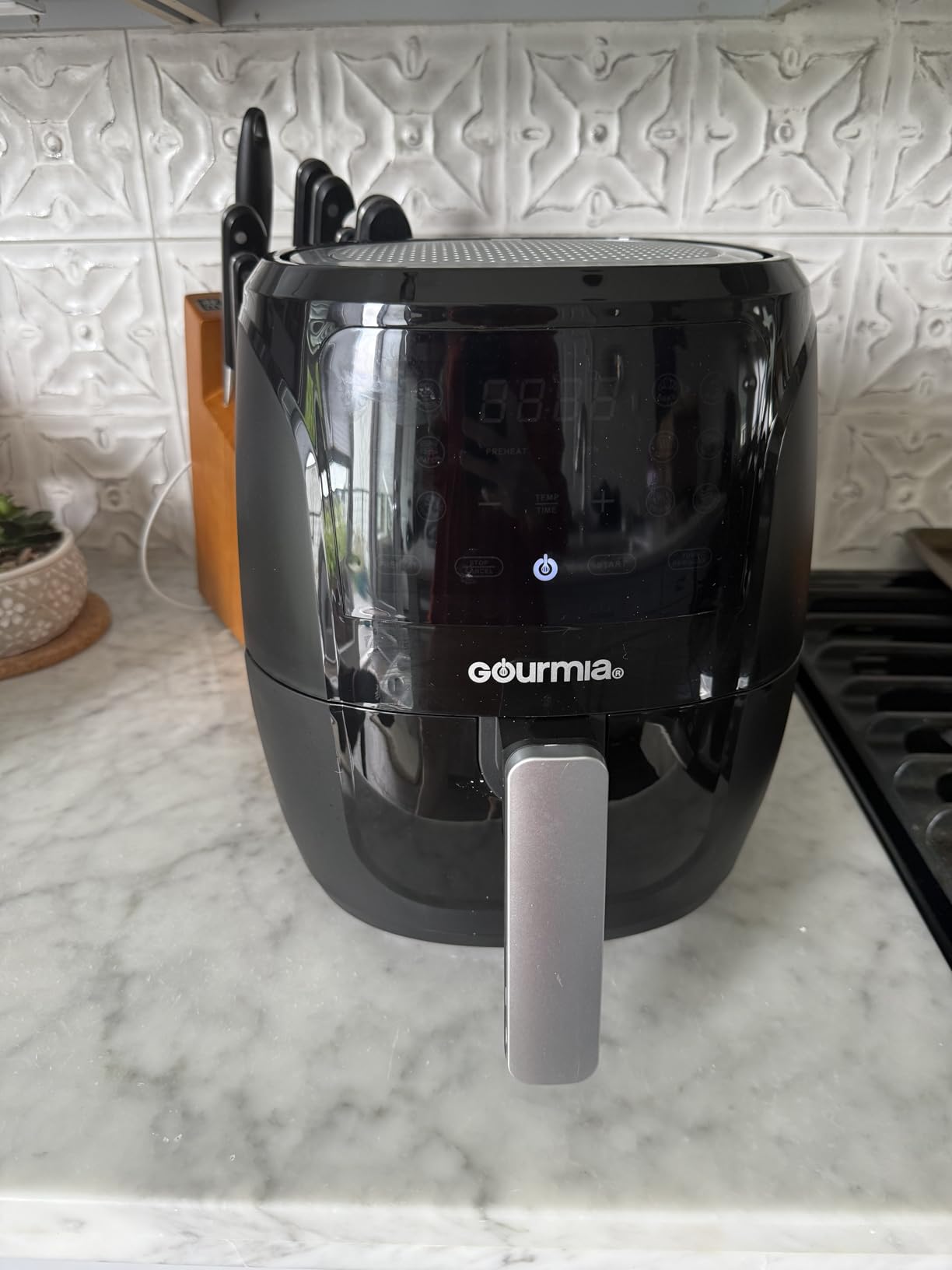 Gourmia Air Fryer - 4 Qt Capacity, FryForce360º, Digital Display with 8 Presets, Roast, Bake, Broil, Dehydrate, Dishwasher Safe Accessories, Compact, Black customer photo 2
