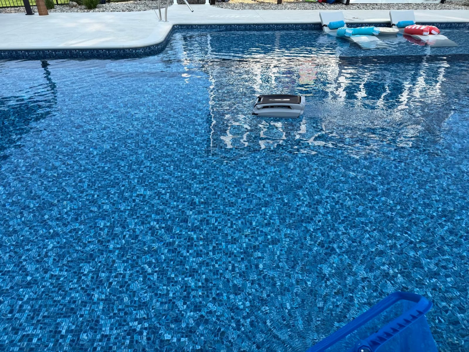 Betta SE Plus - Solar-Powered Robotic Pool Skimmer with 24/7 Continuous Cleaning Power, Dual Charging Options, Twin Salt Chlorine Tolerant Motors, and Shallow Water Safeguard customer photo 1