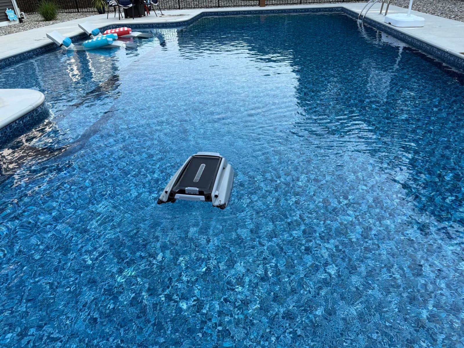 Betta SE Plus - Solar-Powered Robotic Pool Skimmer with 24/7 Continuous Cleaning Power, Dual Charging Options, Twin Salt Chlorine Tolerant Motors, and Shallow Water Safeguard customer photo 2