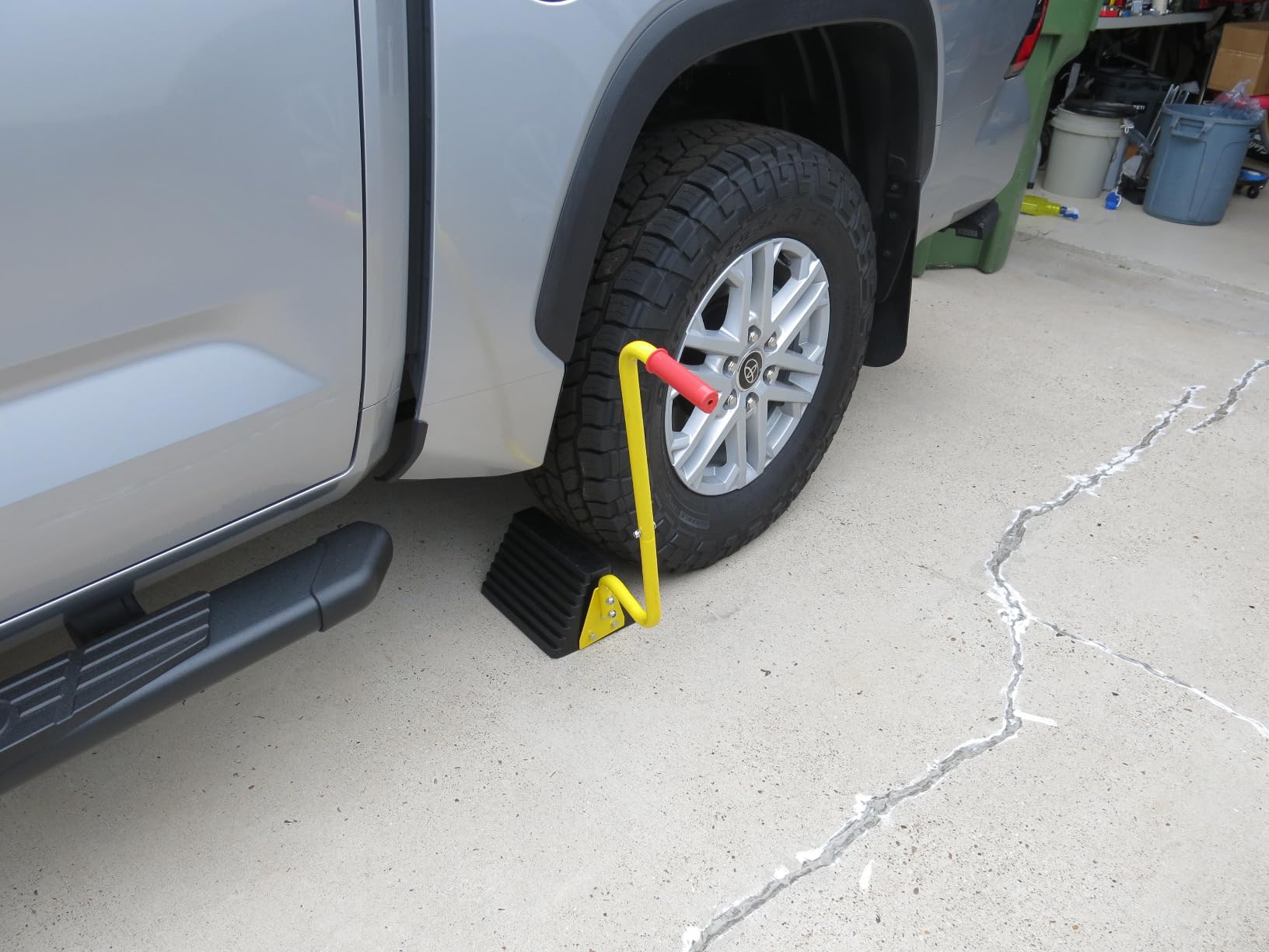 Vergo Industrial Extra Large Wheel Chock 2-Pack - Heavy Duty Molded Rubber XL Wheel Chock for Trucks, Trailers, RVs or Large Freight Equipment - Max Weight Capacity 20 Tons / 40,000 lbs (No Handle) customer photo 1