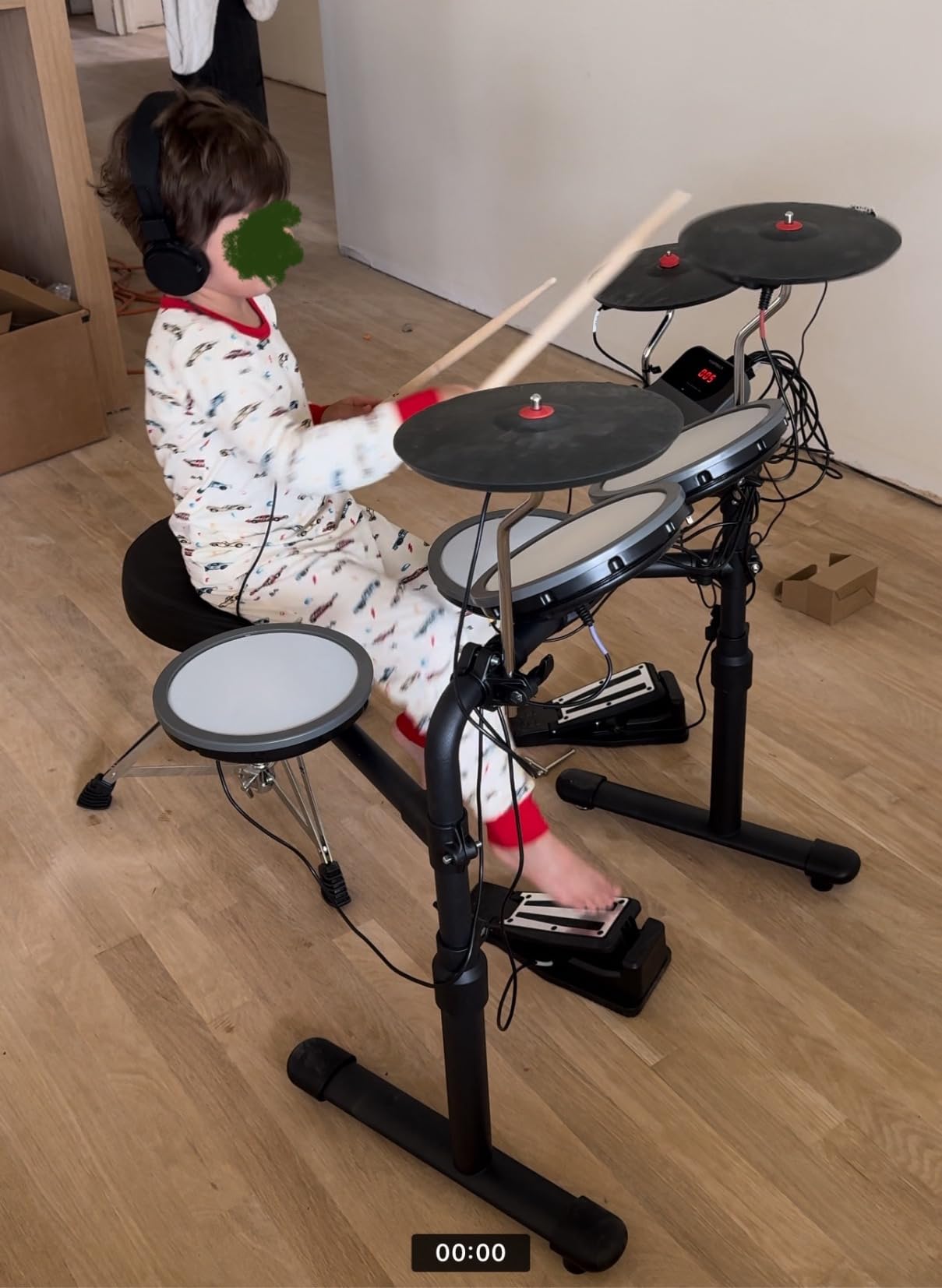 HAMPBACK MK-0 Electric Drum Set with 7'' Quiet Mesh Drum Pads, 8'' Full Rubber Cymbals, 12 Kits and 68 Authentic Sounds, USB MIDI, Throne, Sticks, Headphone, 2 Switch Pedals for Beginners & Kids customer photo 2