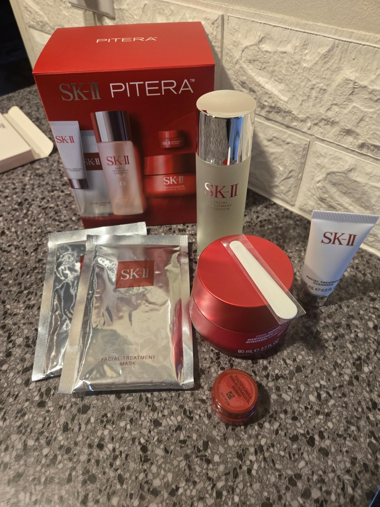SK-II Anti Aging Skincare Gift Set - Includes Full Size Skincare Products - Facial Cleanser, Facial Essence, SKINPOWER Face & Eye Cream & 2 Treatment Masks (6 Count) customer photo 1