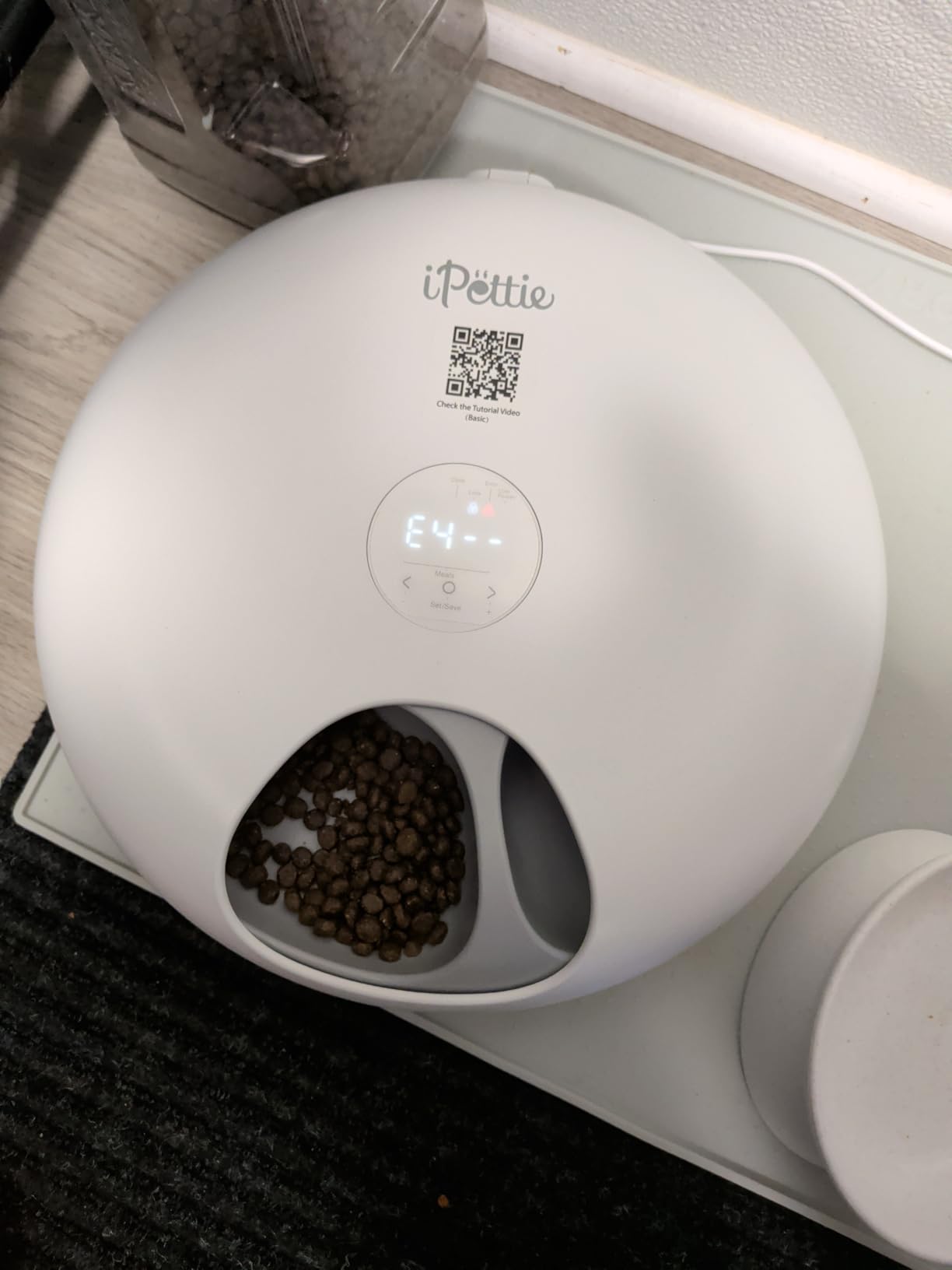 iPettie Donut Frost WiFi 6 Meal Automatic Wet Food Feeder with Ice Packs | Stainless Steel Tray Version, App Control Programmable Timer for Senior and Weak Pets, Holds 6 x ½ lb. of Food, White customer photo 2