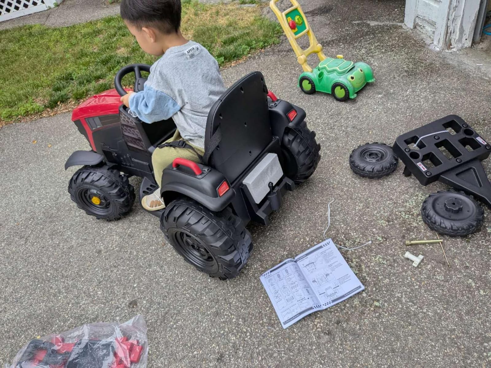 ELEMARA 24V 9AH Ride on Tractor with Easy Detachable Trailer, 400W Motors Electric Tractor Toy for Big Kids, All-Terrain Capability, Safety Design with 3-Point Seat Belt for Ages 3+, Green customer photo 1