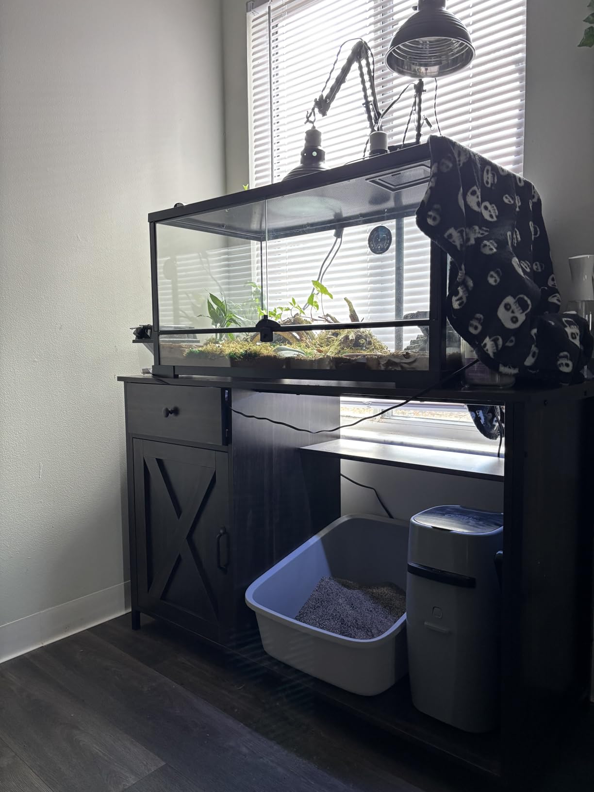 4ever2buy 55-75 Gallon Fish Tank Stand with Power Outlets, LED Light, Heavy Duty Aquarium Stand with Cabinet for Fish Tank Accessories Storage, for Turtle Tank, Reptile Terrarium, 1100LBS, Oak customer photo 1