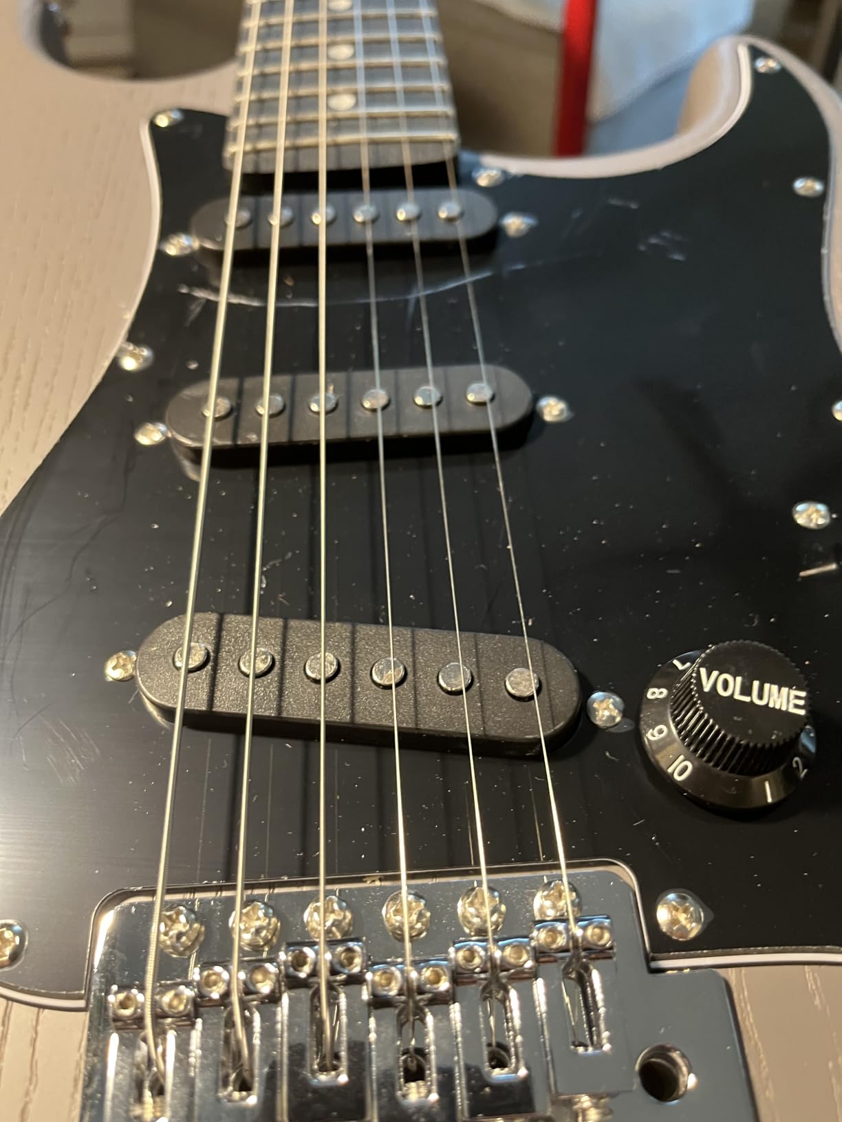 DONNER DST-80 Electric Guitar 39 inch Beginner Electric Guitar Kit with Amp, Classic SSS Pickup Complete with Gig Bag, Tuner, Capo, Strap, Picks, and Free Online Lessons customer photo 1