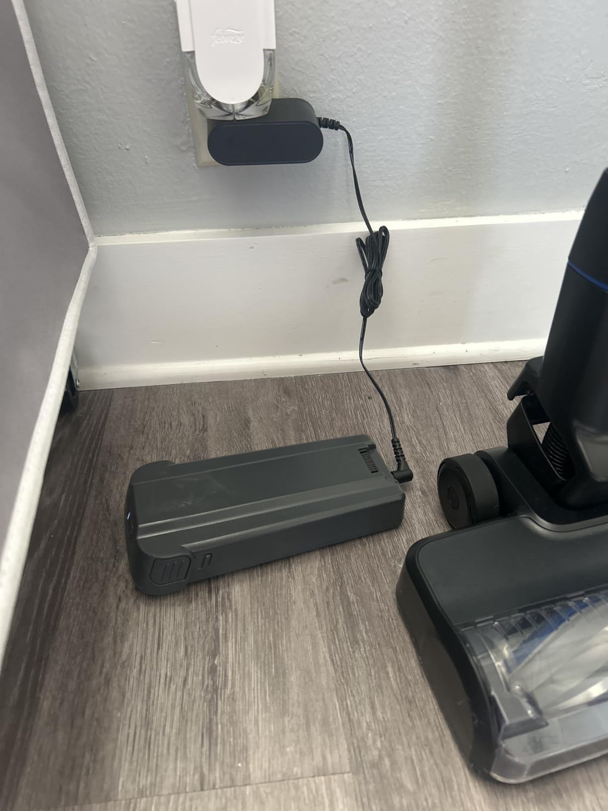 Bissell PowerClean FurGuard 280W Self-Standing Cordless Vacuum, 4039 | Self-cleaning brush roll, wall mount, removable battery, upholstery tool customer photo 2