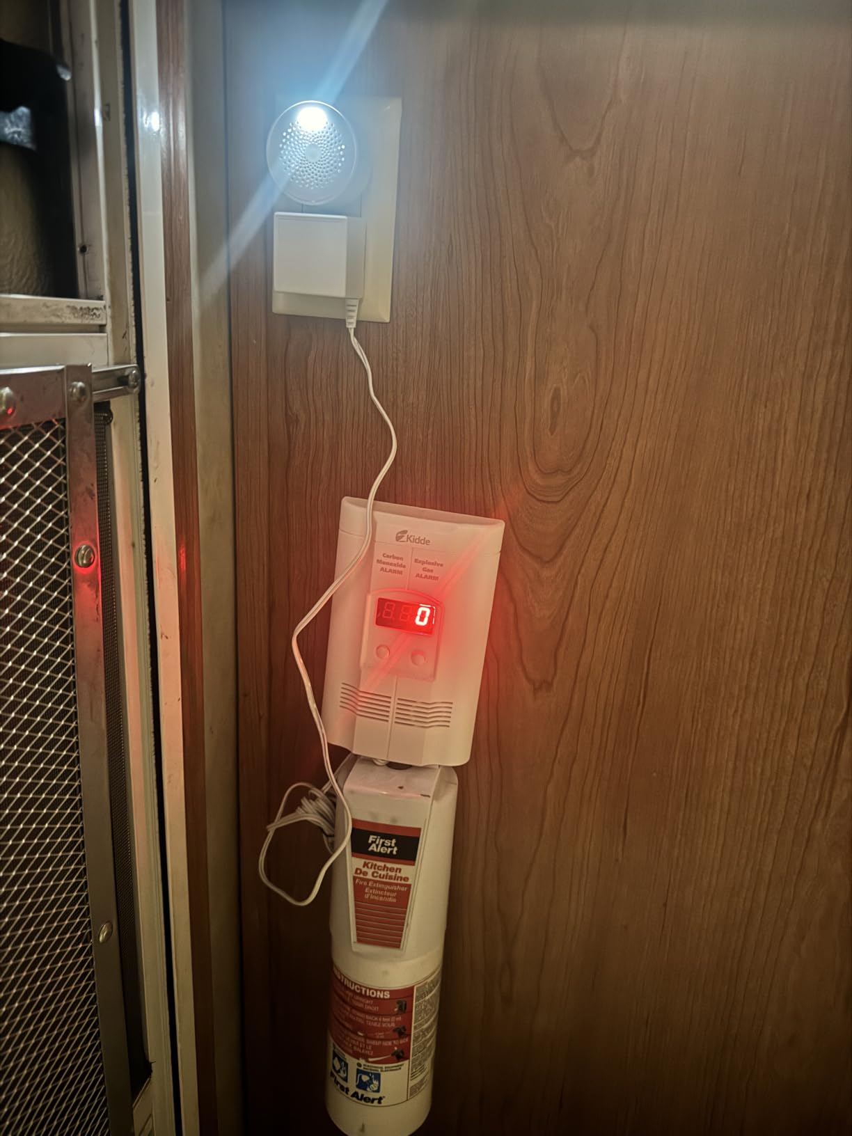 Kidde Carbon Monoxide + Explosive Gas, Natural Gas & Propane Alarm, Plug-in with 9V Battery Backup, Digital Display, 85 dB Alarm, LED Status Indicators, 3rd Edition customer photo 1