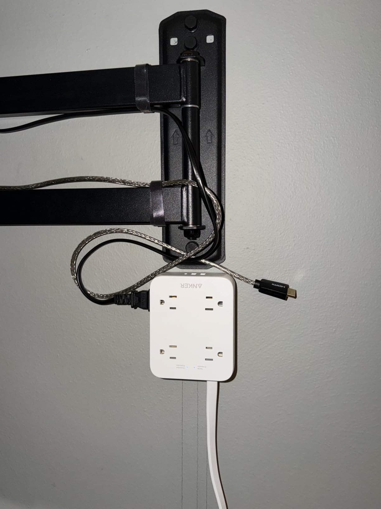 Anker Power Strip with 2000J Surge Protector, 5ft Outlet Extender, 20W, 8AC | Flat Plug Extension Cord with Multiple Outlets, 1 USB C, 2 USB A, Dorm Room Essentials, Home Office, TUV Listed customer photo 1