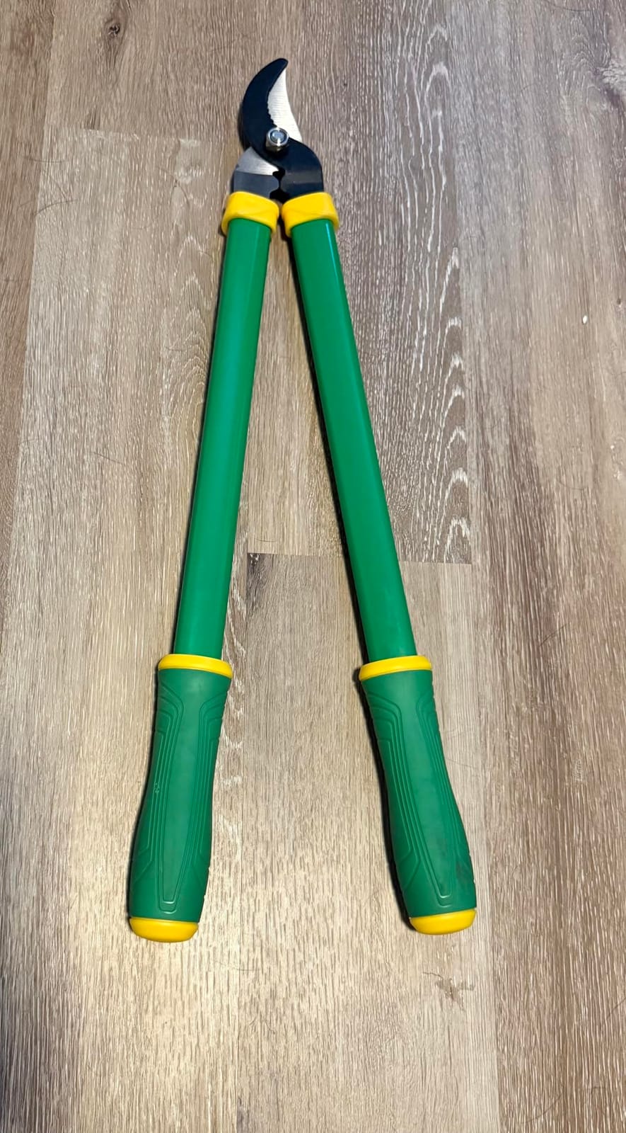 Miracle-Gro 24 in. Bypass Lopper for Tree Branch Trimming and Pruning - Heavy-Duty Branch Cutter with Ultra-Sharp Carbon Steel Blade, 1.5 in. Cutting Capacity and Comfort Grip Handles customer photo 1