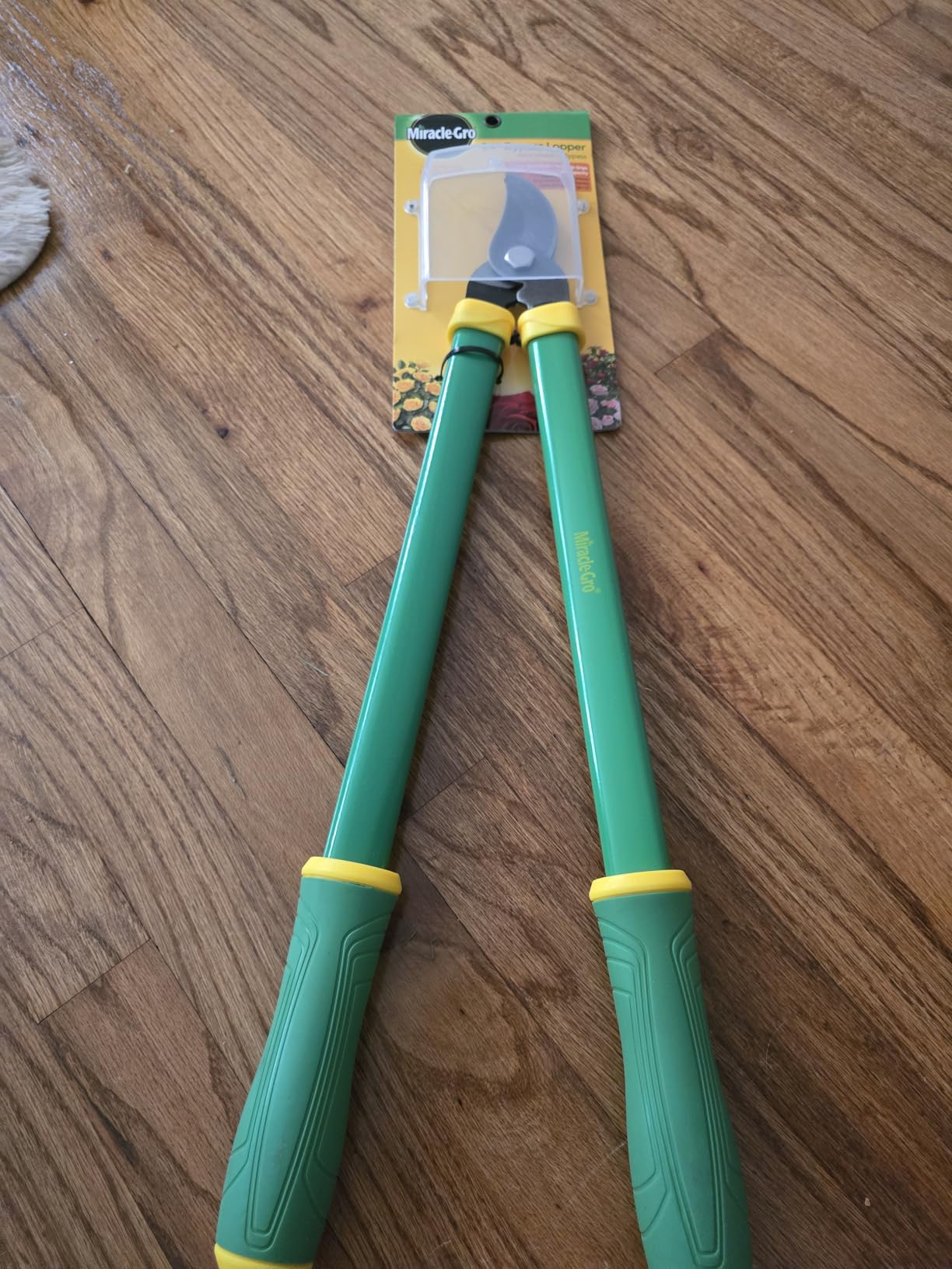 Miracle-Gro 24 in. Bypass Lopper for Tree Branch Trimming and Pruning - Heavy-Duty Branch Cutter with Ultra-Sharp Carbon Steel Blade, 1.5 in. Cutting Capacity and Comfort Grip Handles customer photo 2