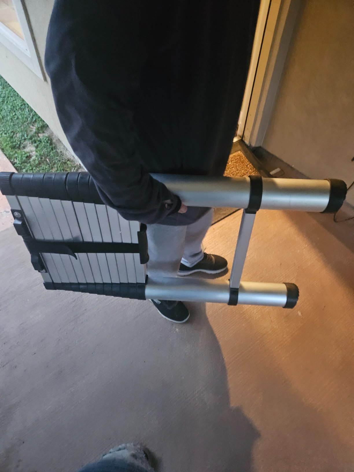 VEVOR Telescoping Ladder, 8.5ft Stainless Steel Lightweight Extension Ladder, Multi-Button Retraction Collapsible Ladders, 330LBS Capacity & Non-Slip Feet, Portable 9-Step Ladders for Home, RV, Loft customer photo 1