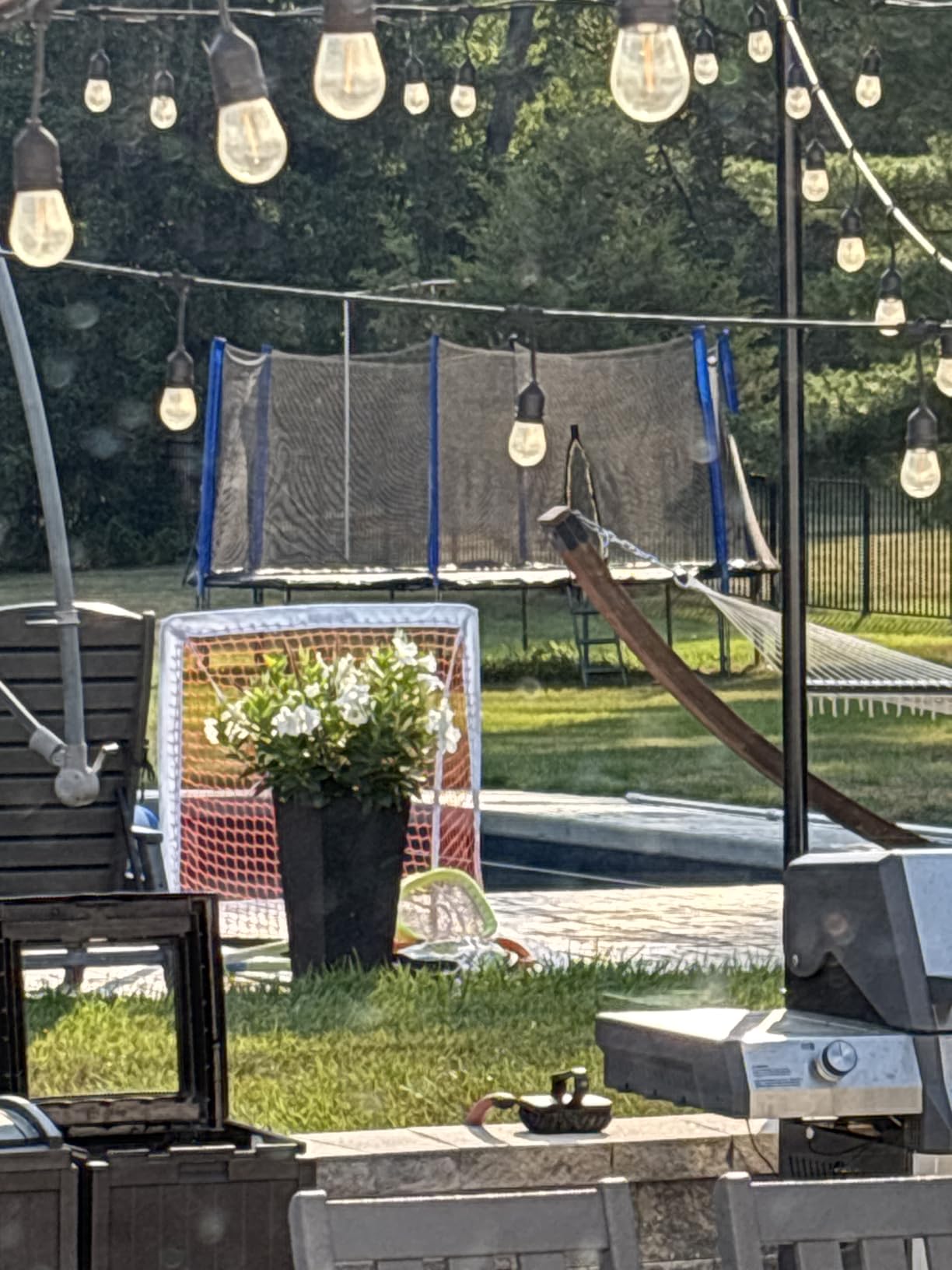 Zupapa 1800LBS Capacity No-Gap Design 16 15 14 12FT Trampoline with Safety Enclosure Net and Non-Slip Ladder 10-Year Quality Assurance Perfect for Kids Family Outdoor Backyard Fun customer photo 1