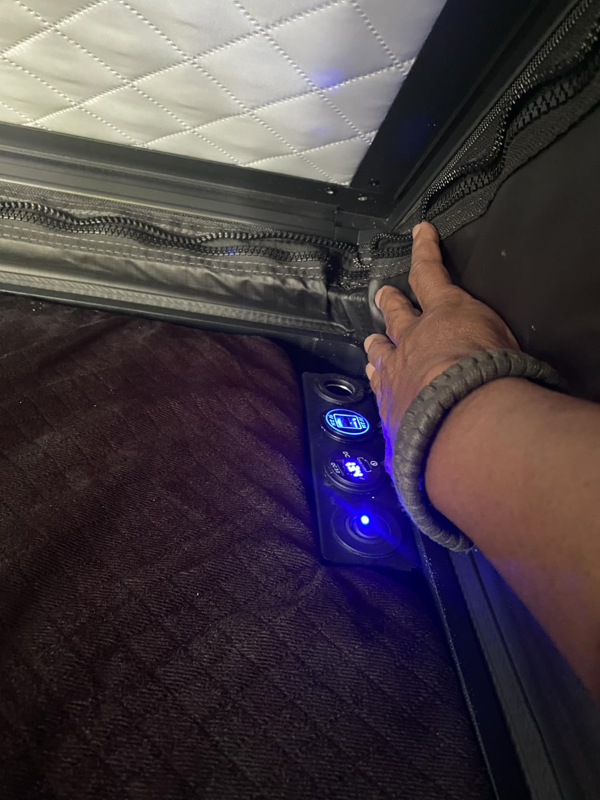 Solar Panel Rooftop Tent Hard Shell with Winter Thermal Layer | Aluminum Pop Up Roof Top Tent Hardshell with USB Outlet, Luggage Bar, Suitable for Jeep SUV Truck, 4 Season Camping customer photo 2