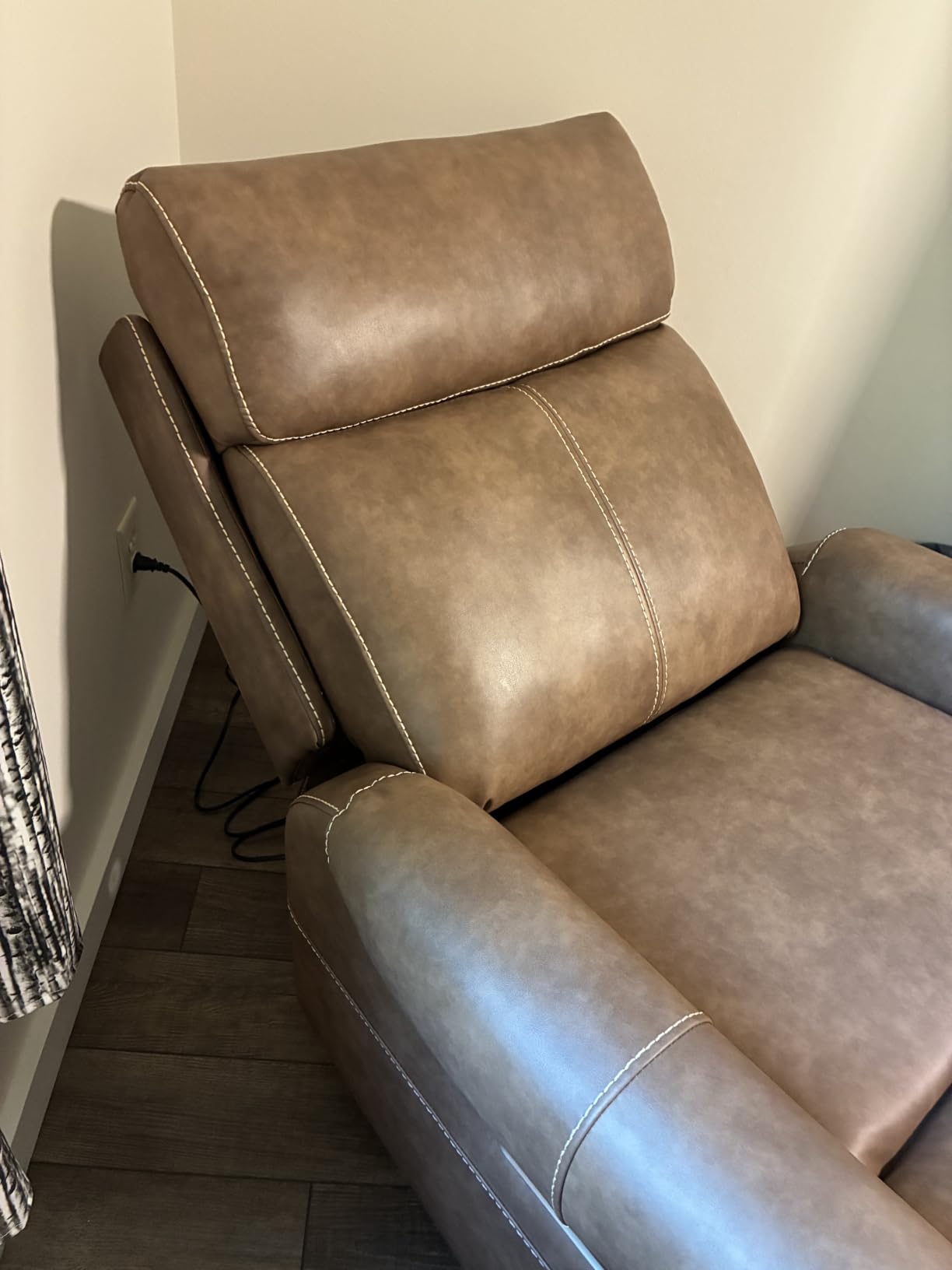 KISLOT Wall Hugger Recliner Chair, Faux Leather Power Reclining, Cream, 1PC | USB Charging Ports, Electric RV Recliner, Home Theater Seating, Living Room, Bedroom customer photo 1