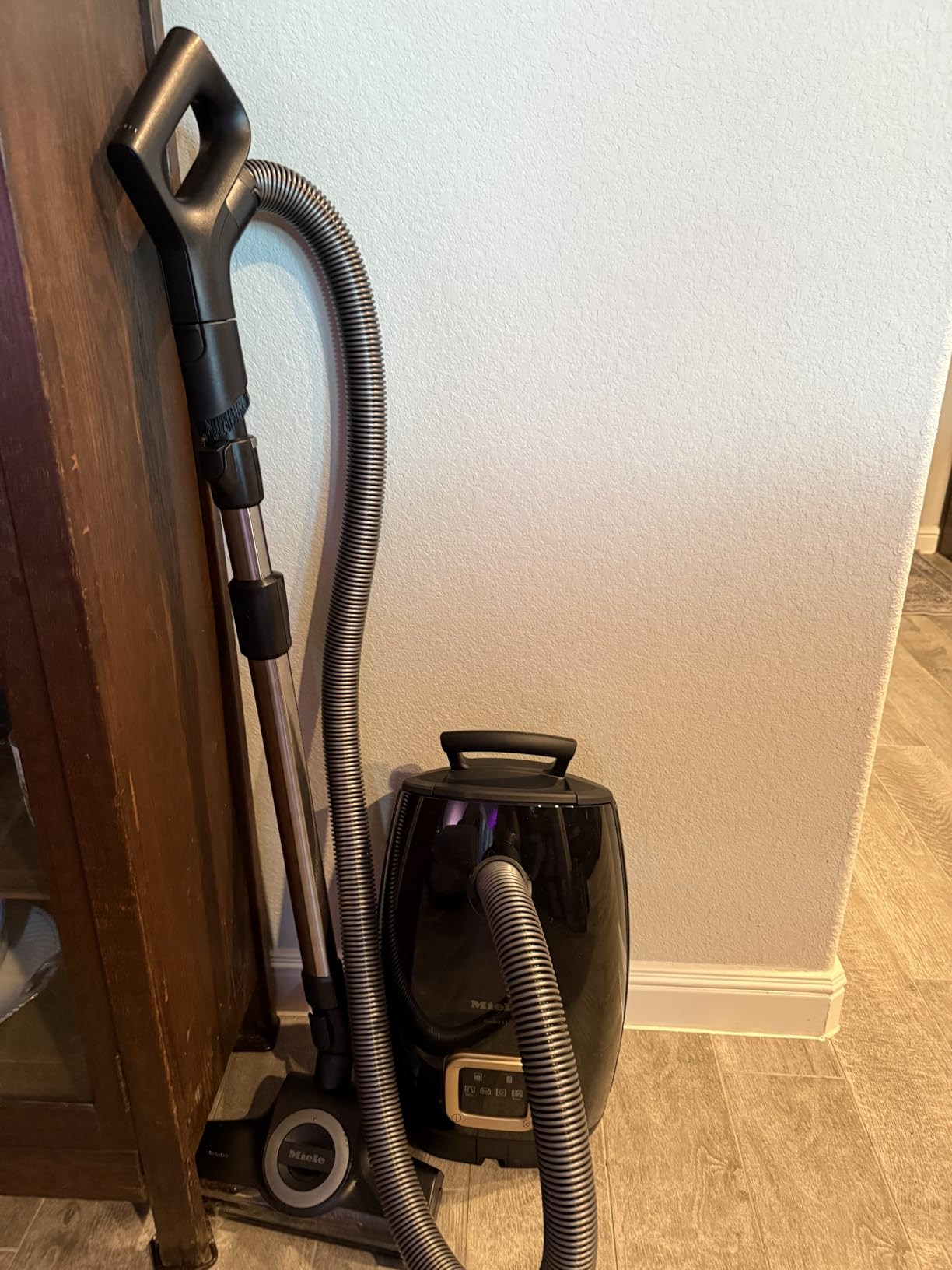 Miele Guard L1 Cat & Dog Bagged Canister Vacuum for Pet Owners with Odor-Reducing Active AirClean Filter, TurboTeQ Floorhead, and AllTeQ Universal Floorhead, in Obsidian Black/Rose Gold customer photo 2
