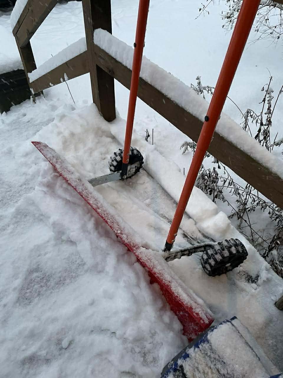 VEVOR Snow Pusher, 36 inch Wide Push Snow Shovel Plow for Driveway, Sidewalks and Doorways with Segmented Handle, Ergonomic Grip and HDPE Plastic Blade customer photo 2