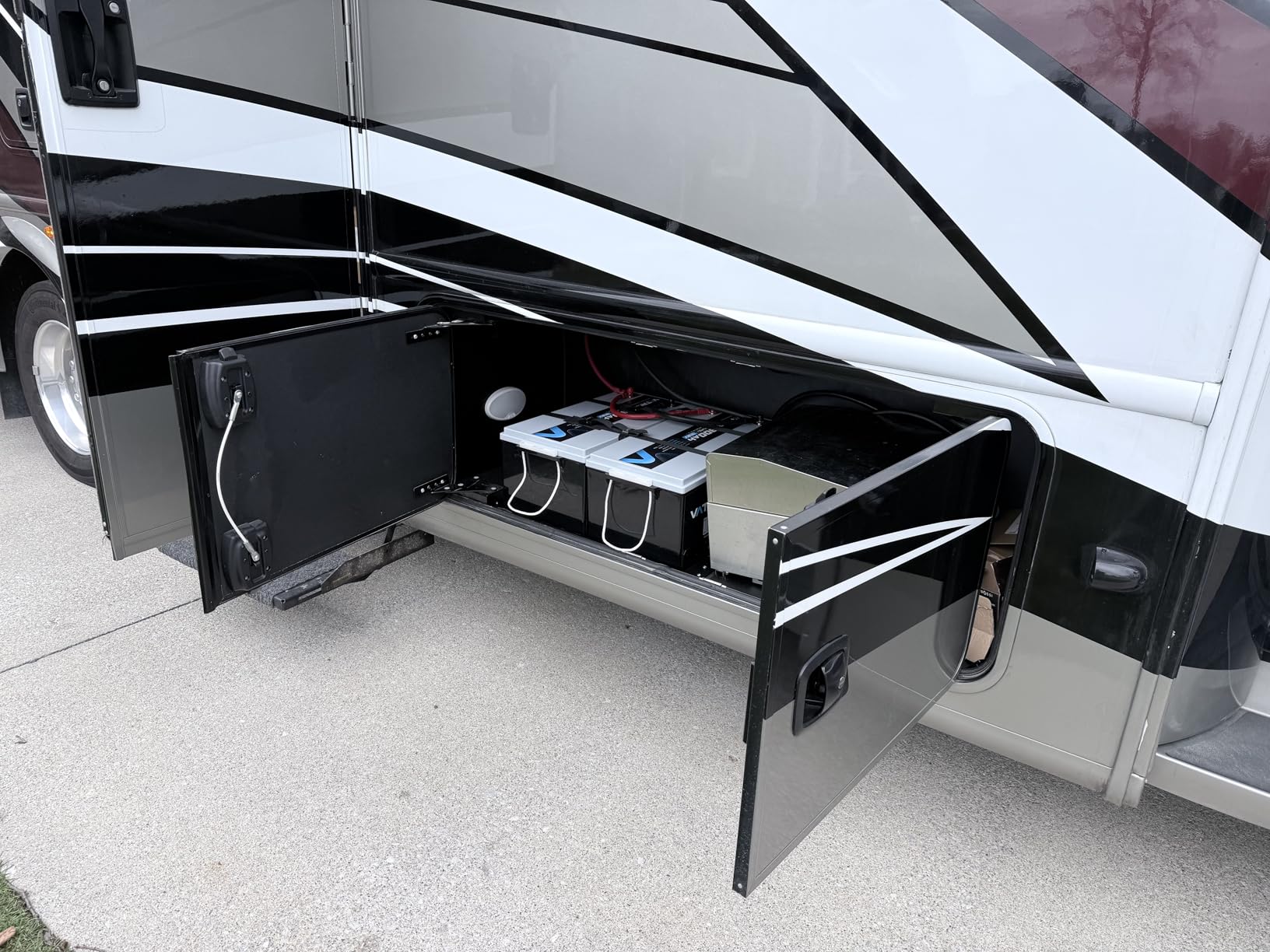 12.8V 300Ah Self-Heating LiFePO4 Lithium Battery with APP Monitoring | 200A BMS, Rechargeable 3840Wh Energy Battery for Trolling Motor, RV, Marine, Solar, Camping, Backup Power, Off-Grid customer photo 1