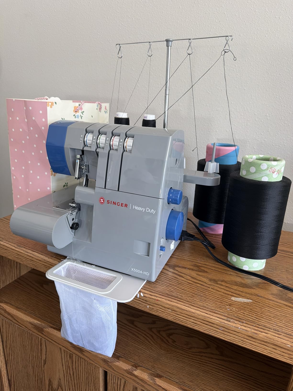 SINGER HD0500S Heavy Duty Serger Overlock Machine, 2-3-4 Thread, Black | 6 stitches, 1300 stitches/min, LED light, free arm, adjustable differential feed, metal frame customer photo 1