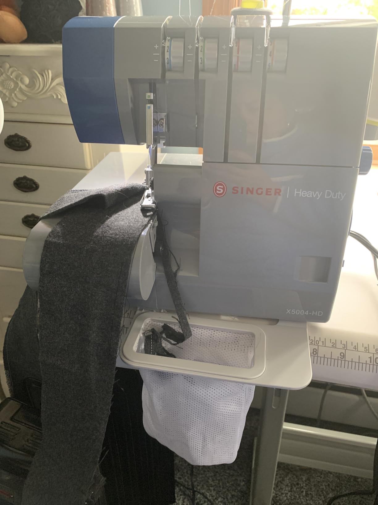 SINGER HD0500S Heavy Duty Serger Overlock Machine, 2-3-4 Thread, Black | 6 stitches, 1300 stitches/min, LED light, free arm, adjustable differential feed, metal frame customer photo 2
