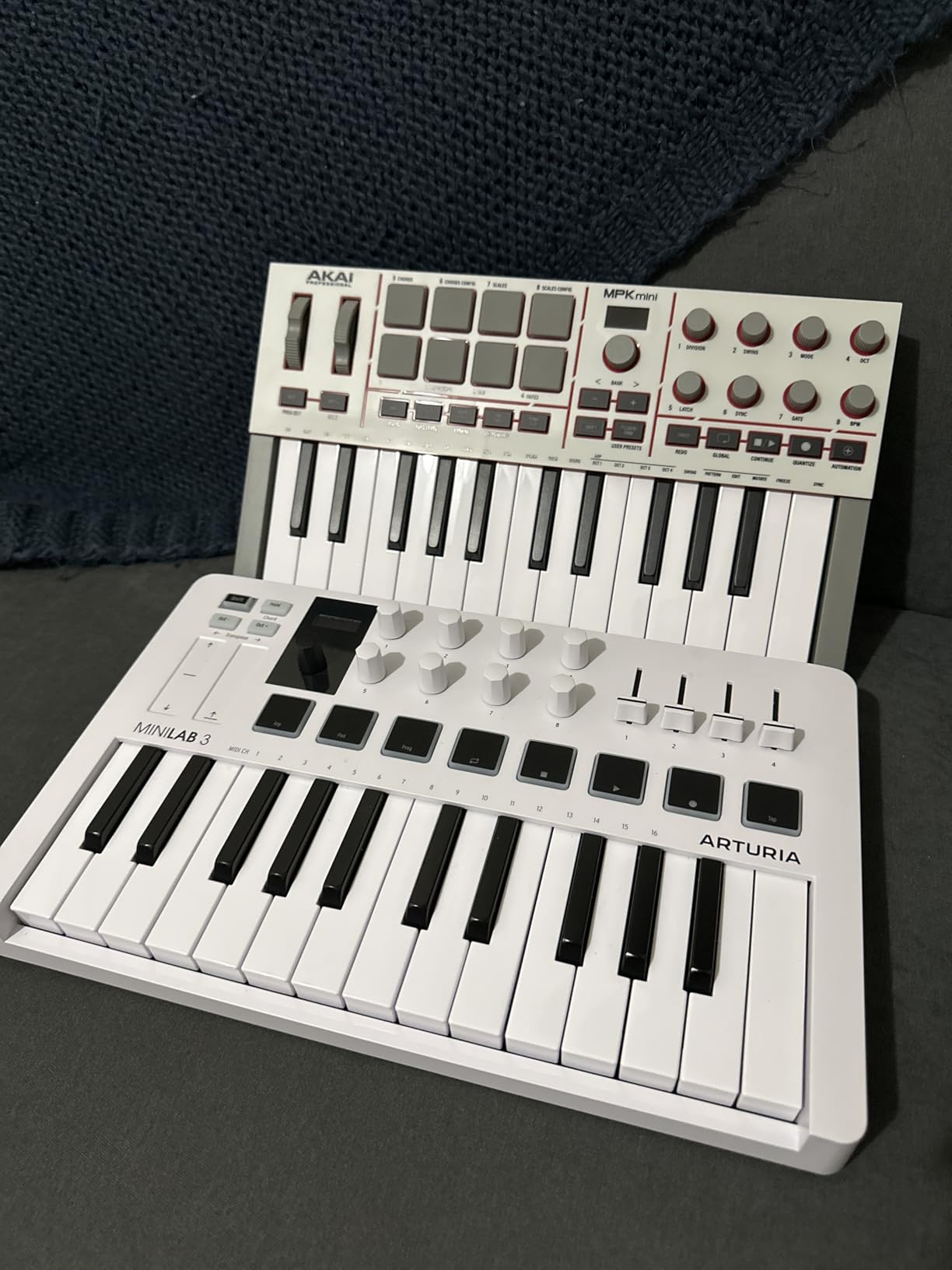 Akai Professional MPK Mini IV 25-Key USB-C MIDI Keyboard Controller, Black | Velocity-Sensitive Mini Keys, 8 MPC Pads, 360° Knobs, Chord and Scale Mode, for Beat Makers, Music Production customer photo 1
