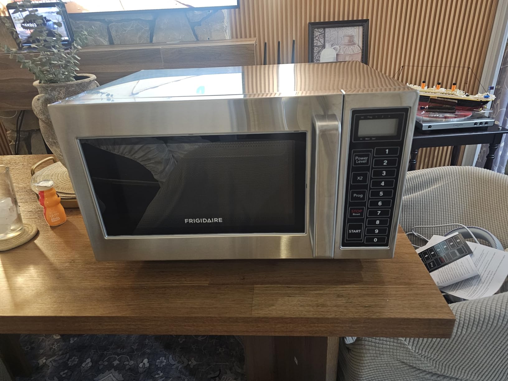 FRIGIDAIRE COMMERCIAL Kitchen Microwave Oven, 0.9 Cu Ft (1000 Watts), NSF certified customer photo 1
