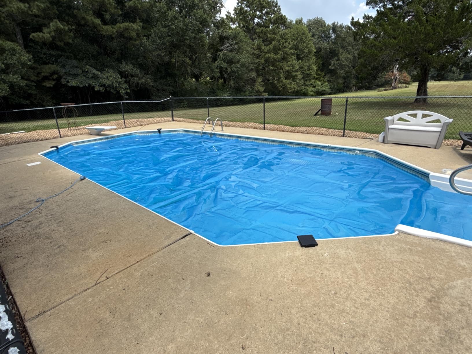 VEVOR Solar Pool Cover 32 x 16 ft 16 Mil Pool Bubble Cover Blue & Black, Solar Blanket with Dual Heat-Locking Air Layer for Pools, Daytime Heat Absorption, Nighttime Heat Retention, Cuttable Design customer photo 1