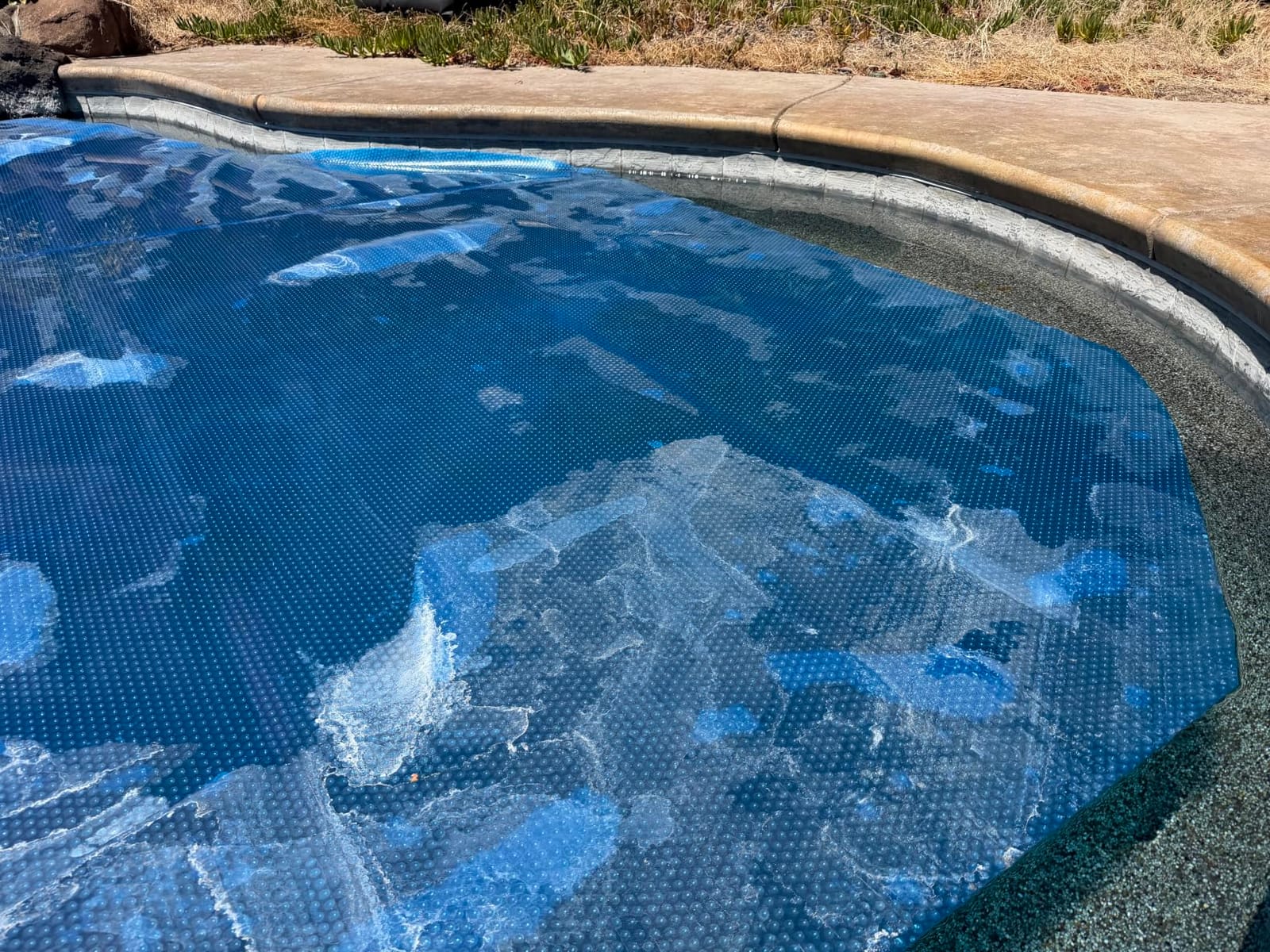 VEVOR Solar Pool Cover 32 x 16 ft 16 Mil Pool Bubble Cover Blue & Black, Solar Blanket with Dual Heat-Locking Air Layer for Pools, Daytime Heat Absorption, Nighttime Heat Retention, Cuttable Design customer photo 2