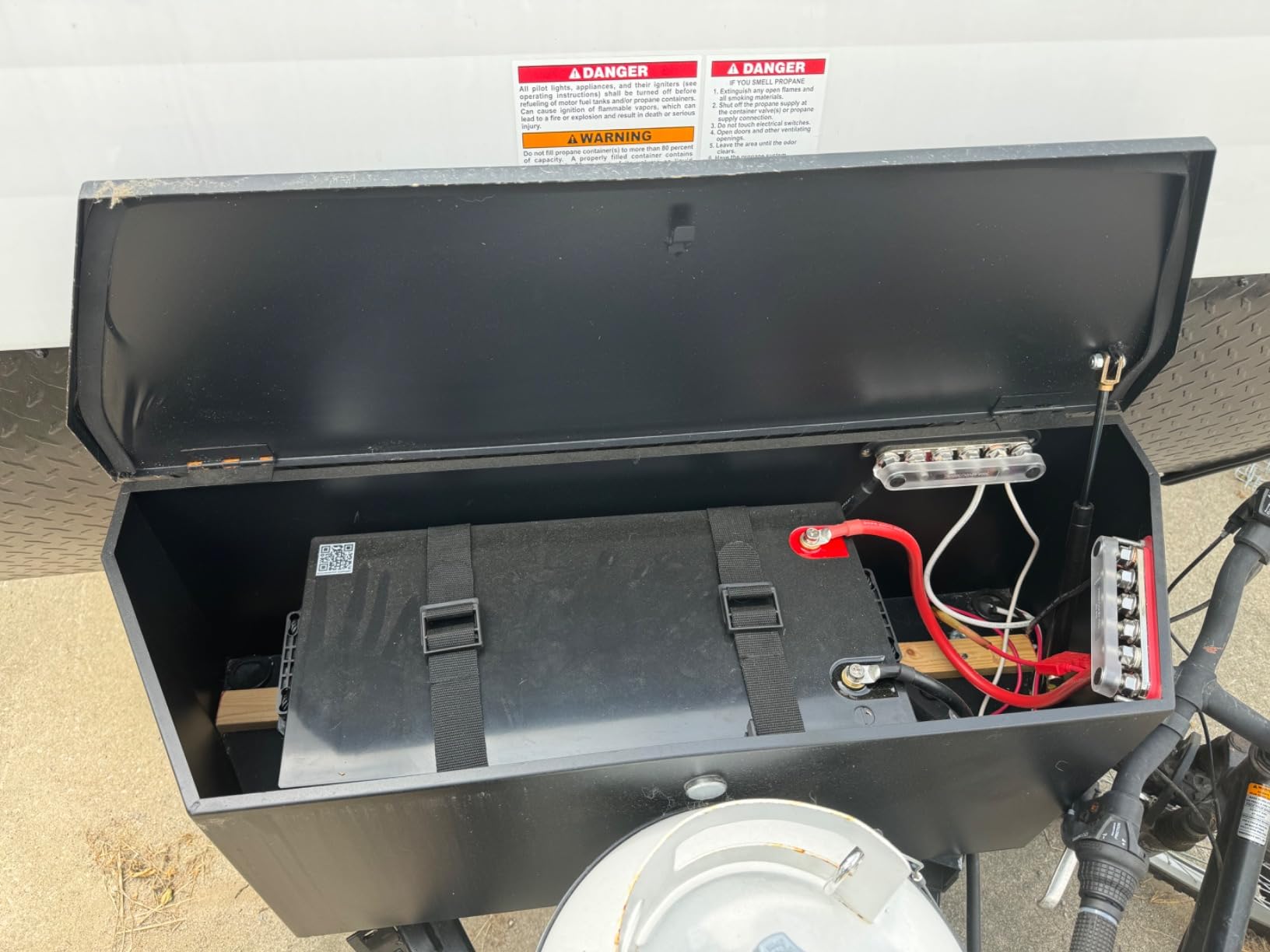 ECO-WORTHY EnergyRock 12V 280Ah Metal Case LiFePO4 Lithium Battery | with Bluetooth&Safety Switch, Low-Temp Protection, Built-in 200A BMS, Max 3584Wh, for Off-Grid, RV, Camper, Travel Trailer customer photo 2