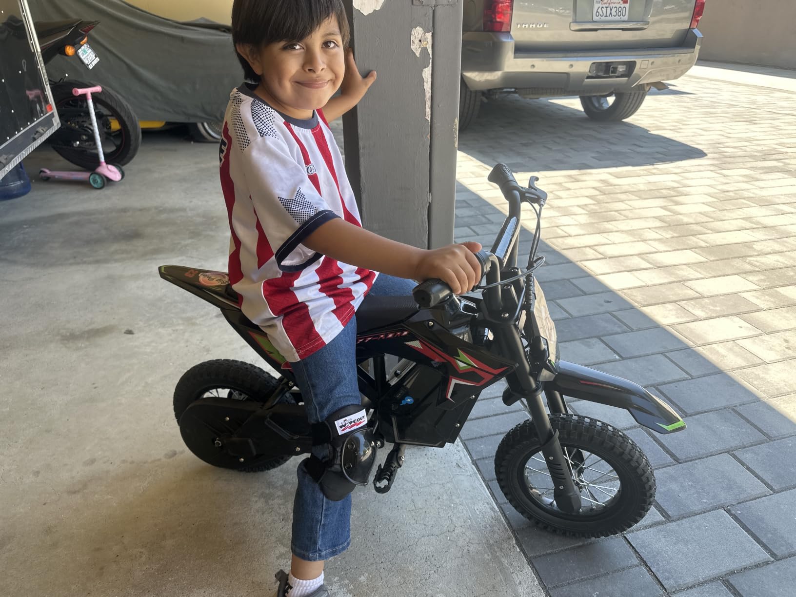 36V Electric Dirt Bike, 700W Peak Motor, Up to 15.5 MPH & 13.7 Miles, Rear Suspension & Dual Brakes, 3-Speed E-Bike for Kids Ages 3-10 (Blue-Pink) customer photo 1