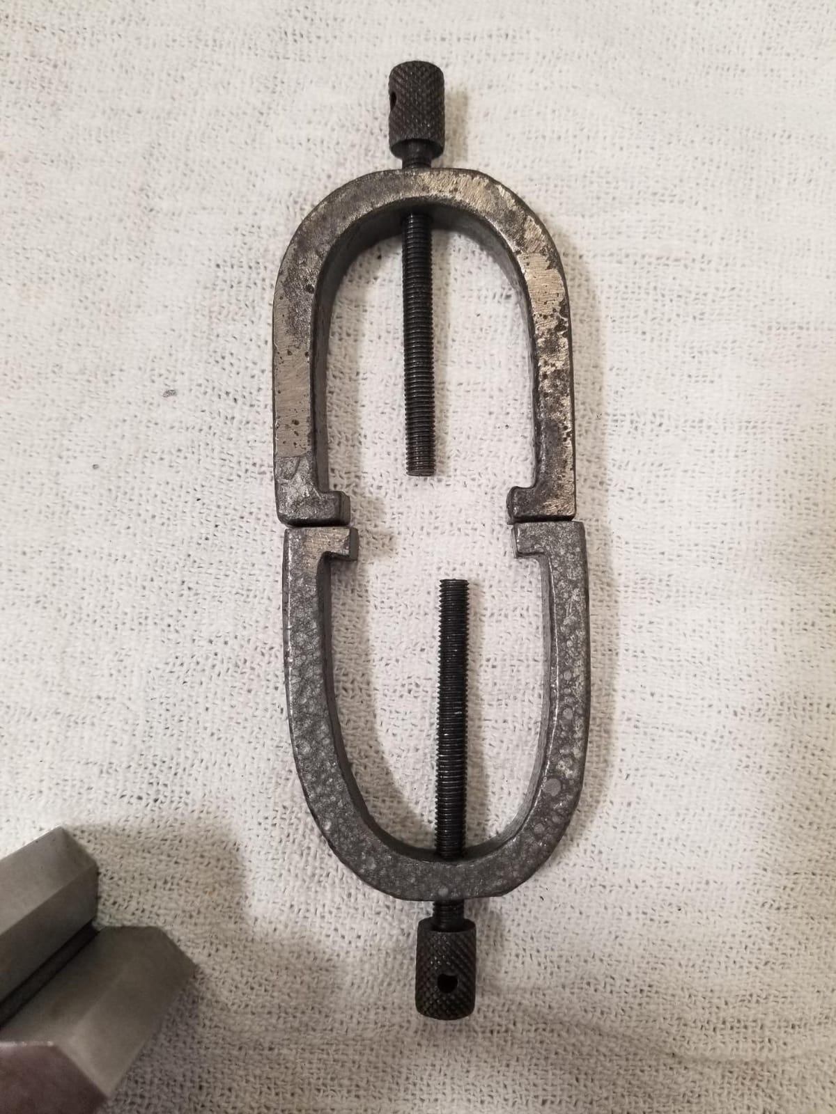 Grizzly Industrial H5608 - V-Block Pair w/Clamps 1-5/8
