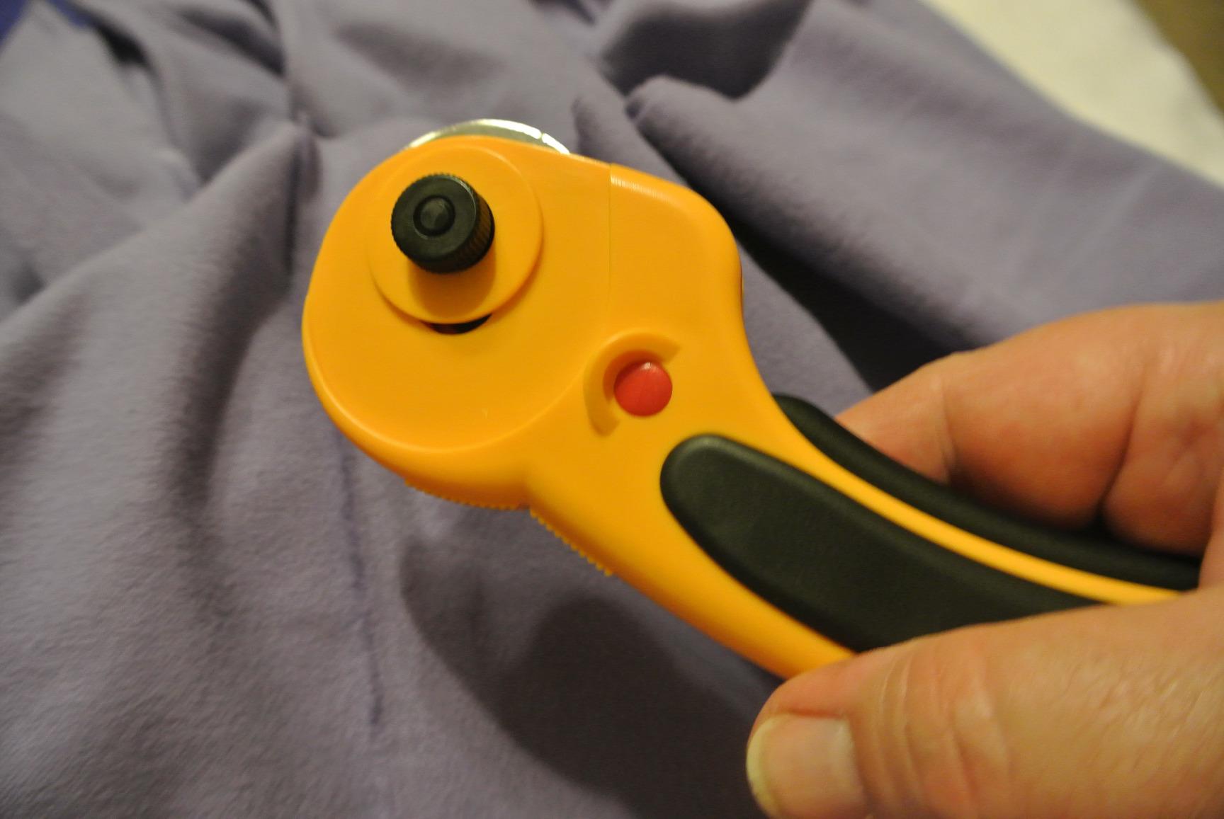 OLFA 45mm Ergonomic Squeeze-Handle Rotary Cutter (RTY-2/DX) - Auto-Retract customer photo 2