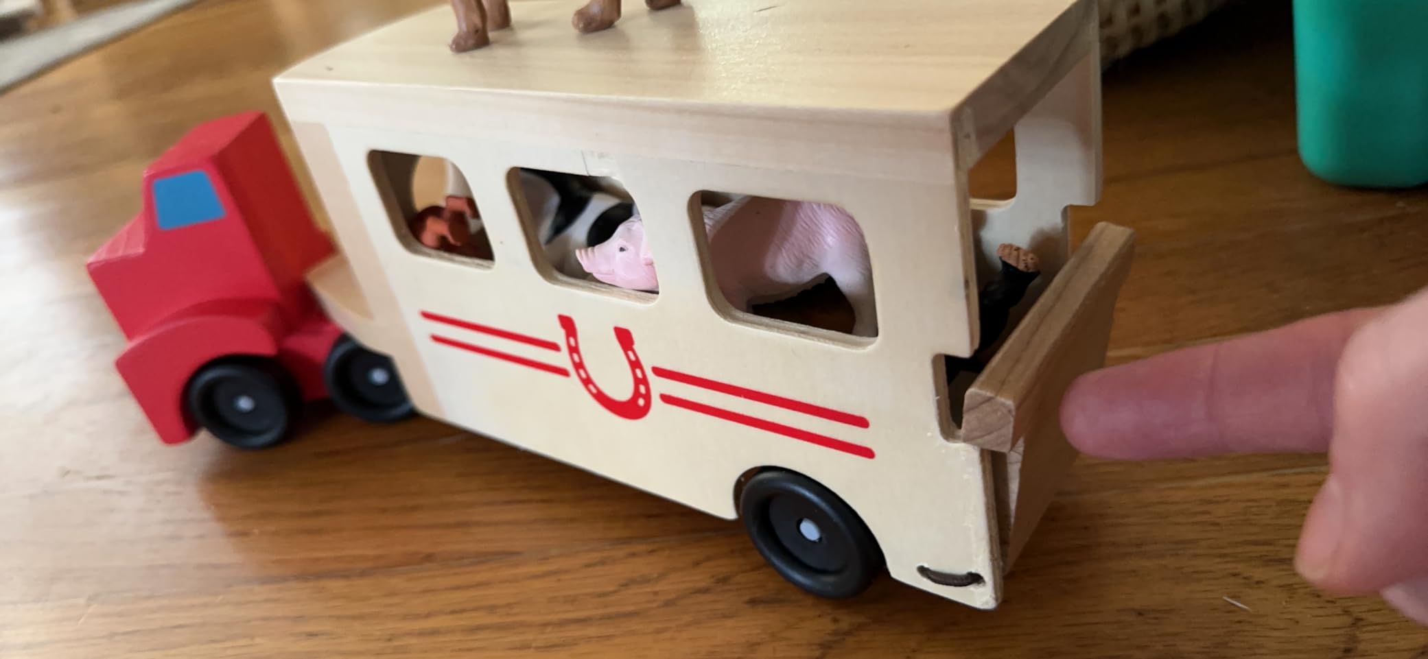 Melissa & Doug Horse Carrier Wooden Vehicle Play Set with 2 Flocked Horses and Pull-Down Ramp customer photo 1