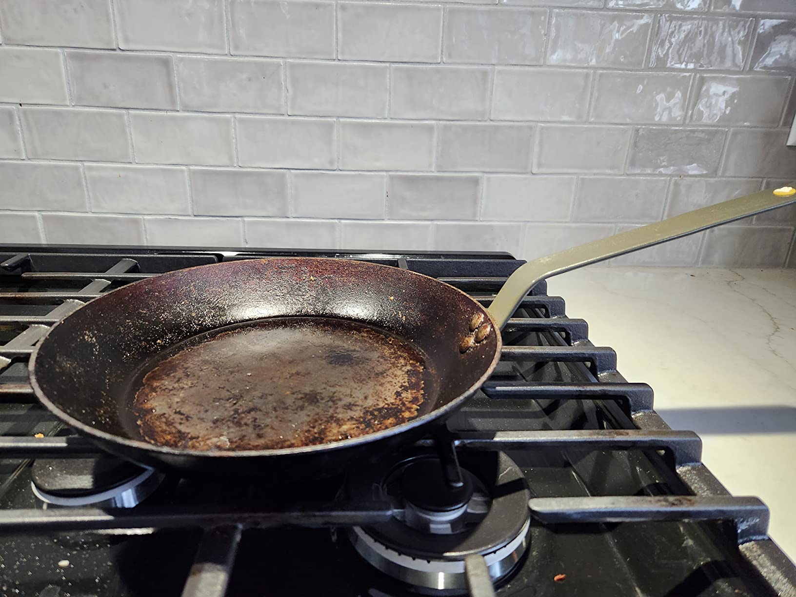 de Buyer MINERAL B Carbon Steel Fry Pan - 8” Diameter, 5.5” Cooking Surface - Ideal for Searing, Sauteing & Reheating - Naturally Non-Stick Finish - Made in France customer photo 1