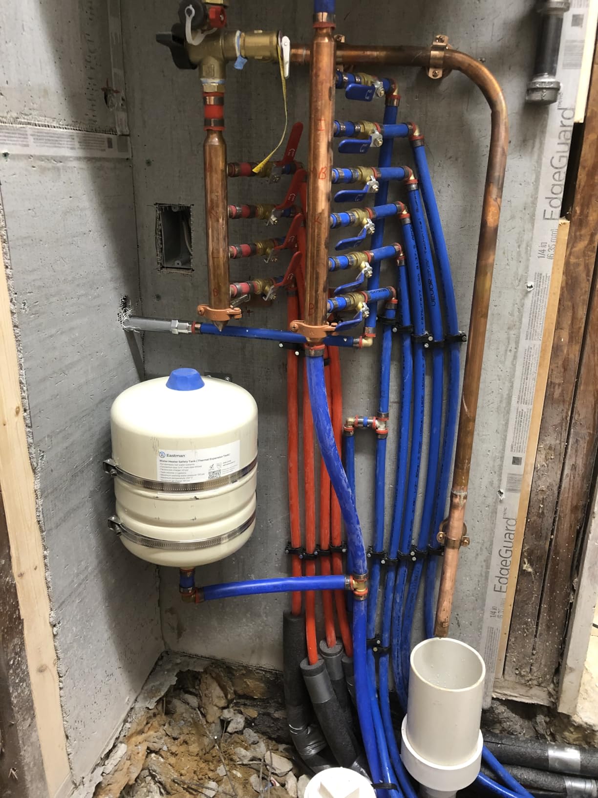 SharkBite 22788 6-Port Open Copper PEX Manifolds, 1 Inch Trunk, 3/4 Inch, 1/2 Inch Ports customer photo 1