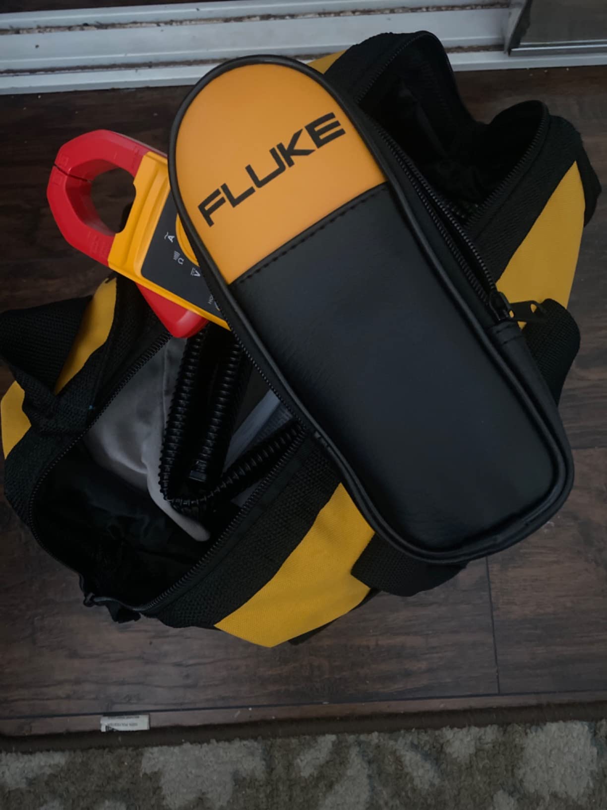 Fluke 323 Clamp Meter for Commercial/Residential Electricians, Measures AC Current to 400 A & AC/DC Voltage to 600 V, Resistance and Continuity, Includes 2 Year Warranty and Soft Carrying Case customer photo 2