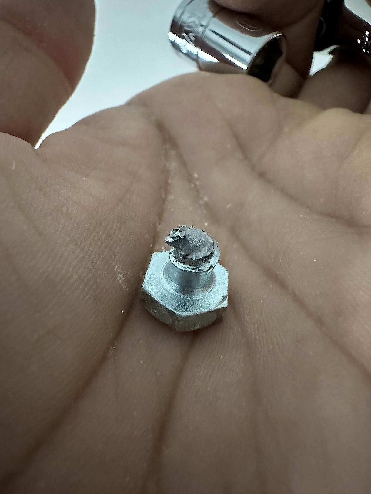 QualGear PRB-717-Wht Ceiling Mount Projector Accessory customer photo 1